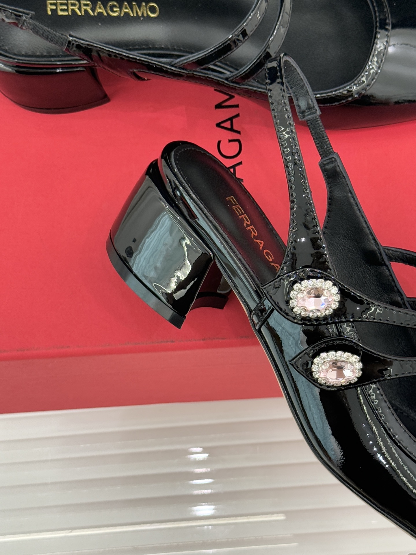 Ferragamo/菲拉格慕26WF新品双带水钻方头粗跟凉鞋演绎意式奢雅与现代锋芒。甄选高光亮面漆皮 质