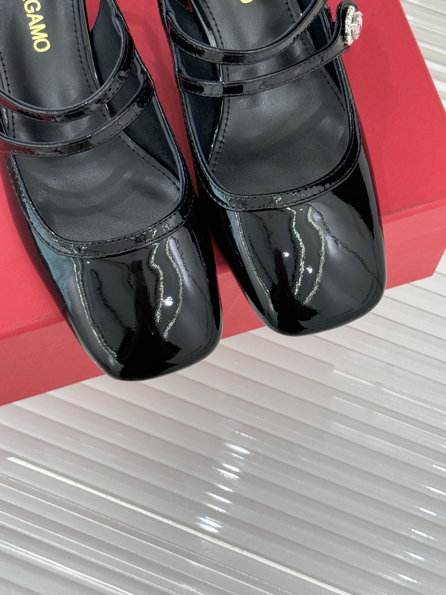 Ferragamo/菲拉格慕26WF新品双带水钻方头粗跟凉鞋演绎意式奢雅与现代锋芒。甄选高光亮面漆皮 质