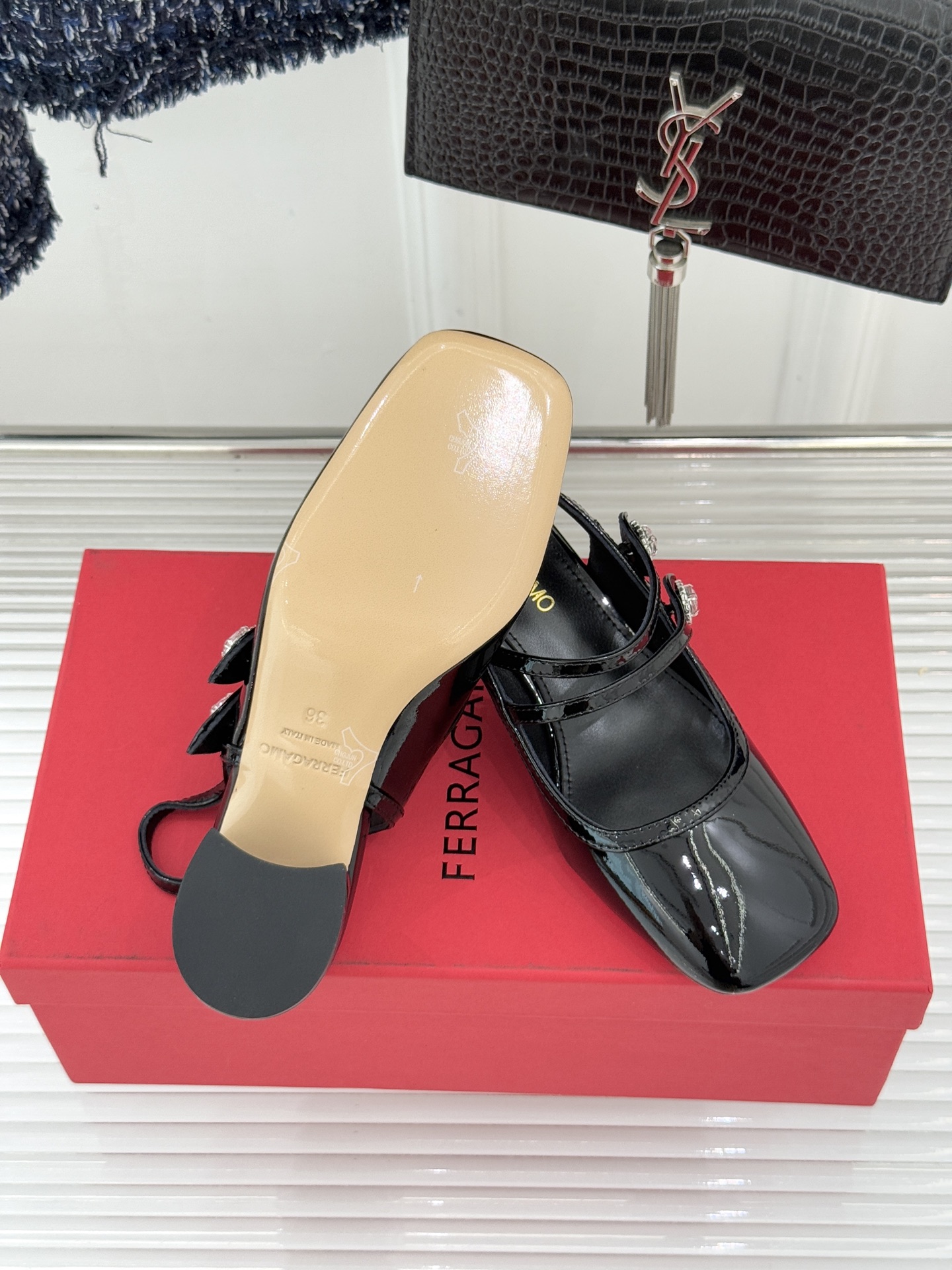 Ferragamo/菲拉格慕26WF新品双带水钻方头粗跟凉鞋演绎意式奢雅与现代锋芒。甄选高光亮面漆皮 质