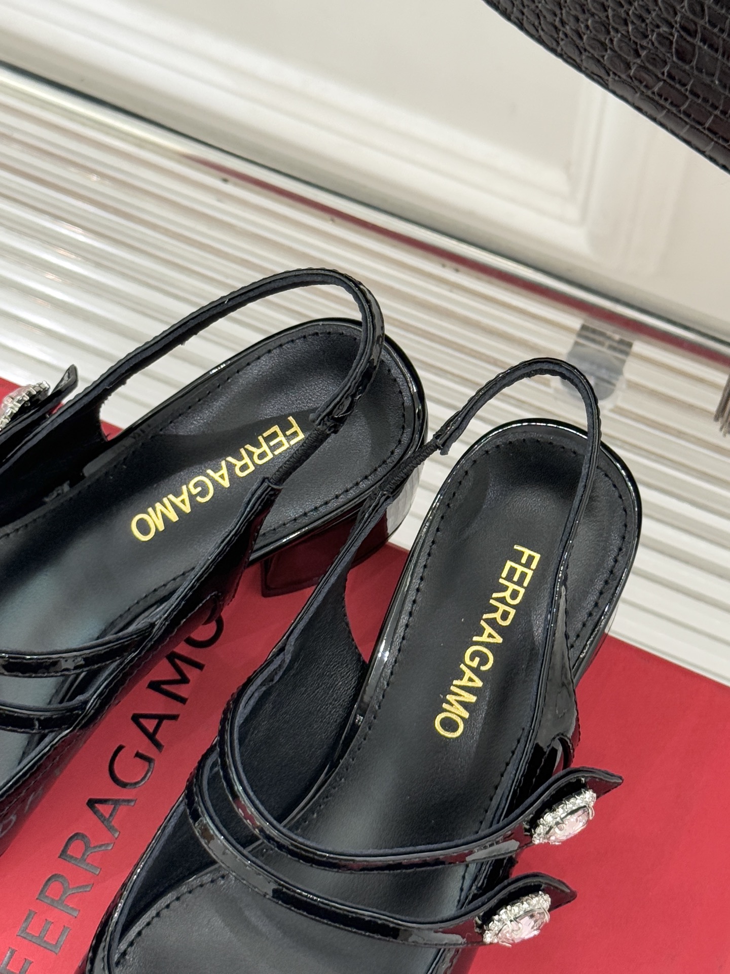 Ferragamo/菲拉格慕26WF新品双带水钻方头粗跟凉鞋演绎意式奢雅与现代锋芒。甄选高光亮面漆皮 质