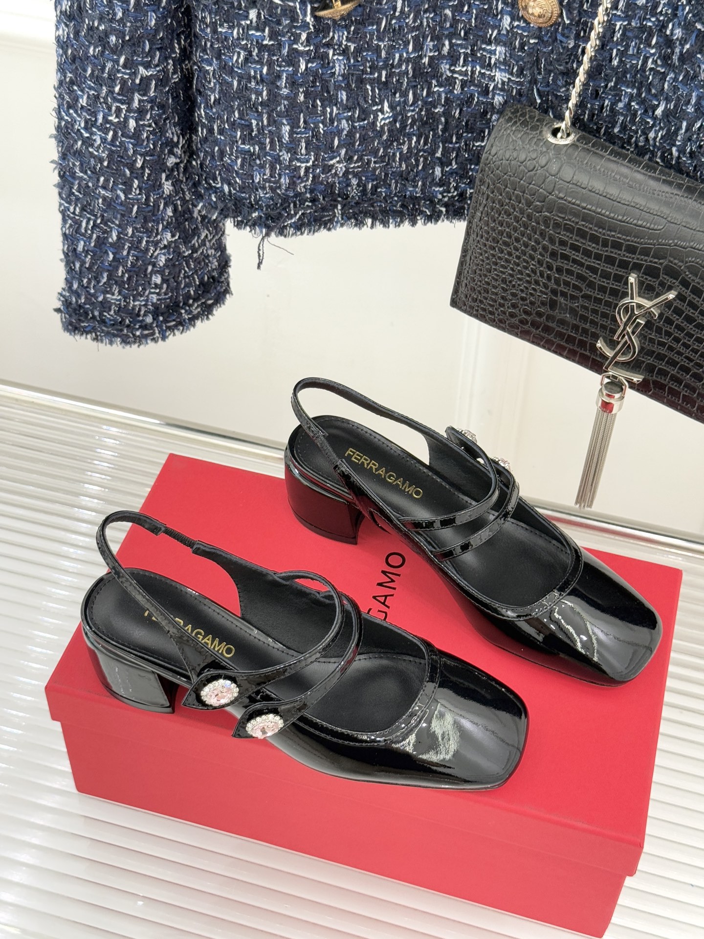 Ferragamo/菲拉格慕26WF新品双带水钻方头粗跟凉鞋演绎意式奢雅与现代锋芒。甄选高光亮面漆皮 质
