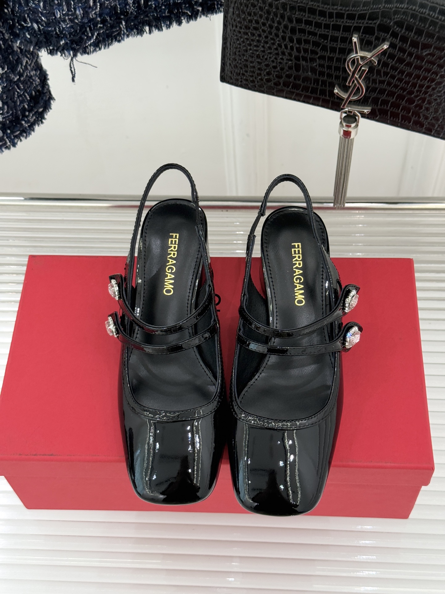Ferragamo/菲拉格慕26WF新品双带水钻方头粗跟凉鞋演绎意式奢雅与现代锋芒。甄选高光亮面漆皮 质