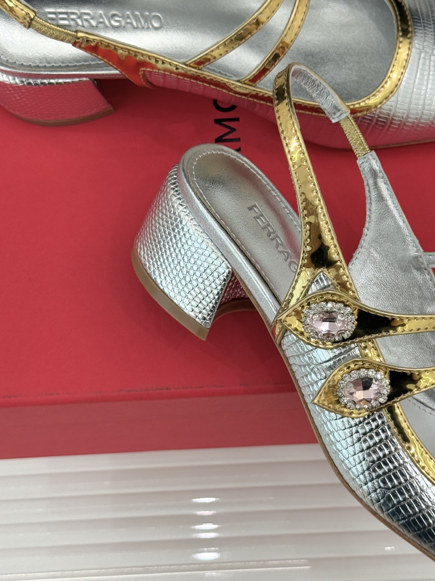 Ferragamo/菲拉格慕26WF新品双带水钻方头粗跟凉鞋演绎意式奢雅与现代锋芒。甄选高光亮面漆皮 质