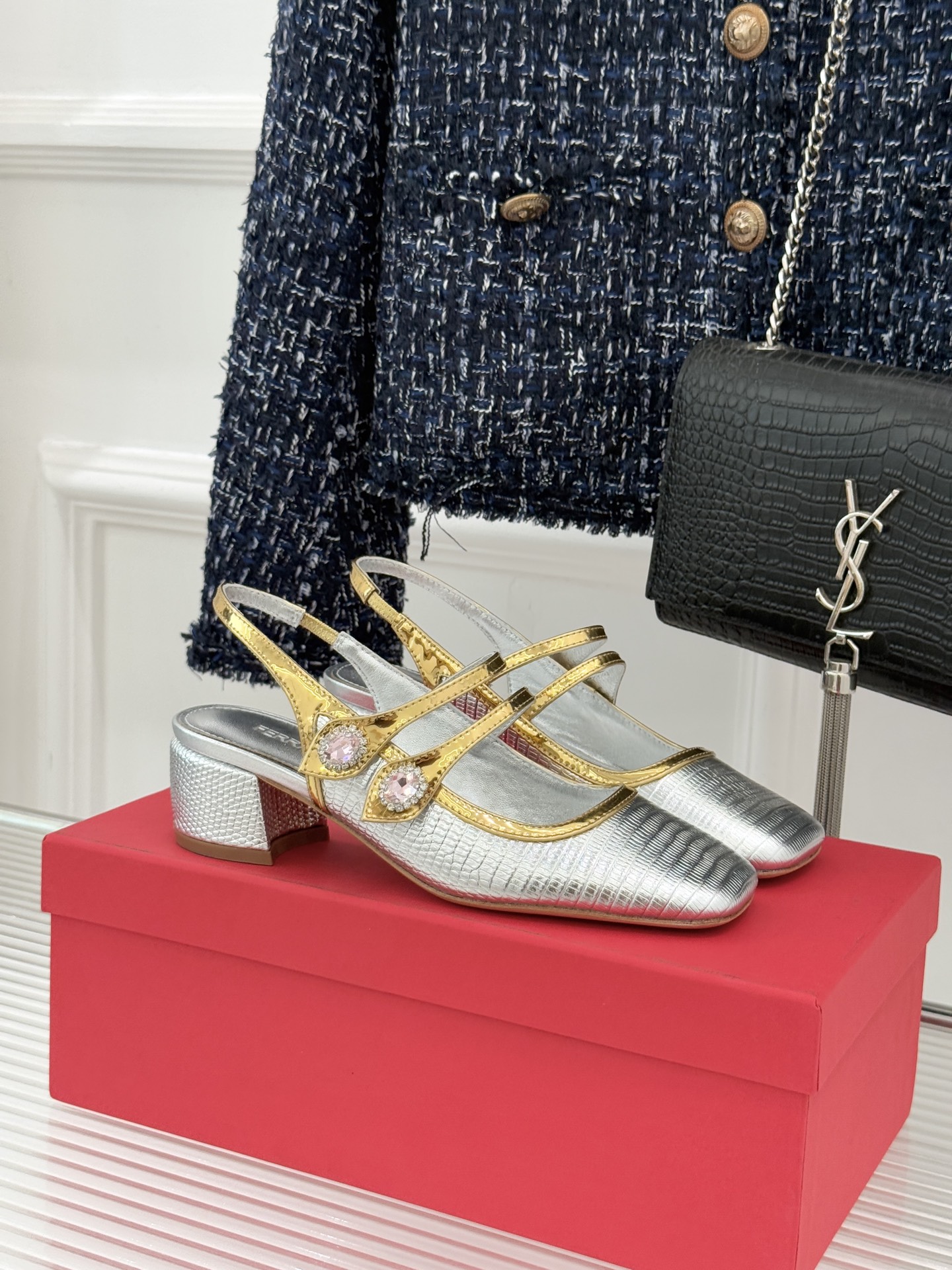 Ferragamo/菲拉格慕26WF新品双带水钻方头粗跟凉鞋演绎意式奢雅与现代锋芒。甄选高光亮面漆皮 质
