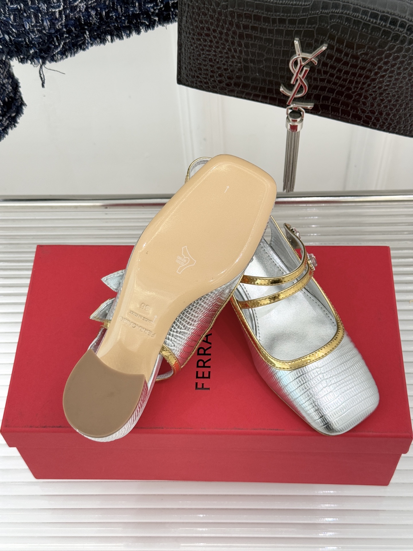 Ferragamo/菲拉格慕26WF新品双带水钻方头粗跟凉鞋演绎意式奢雅与现代锋芒。甄选高光亮面漆皮 质