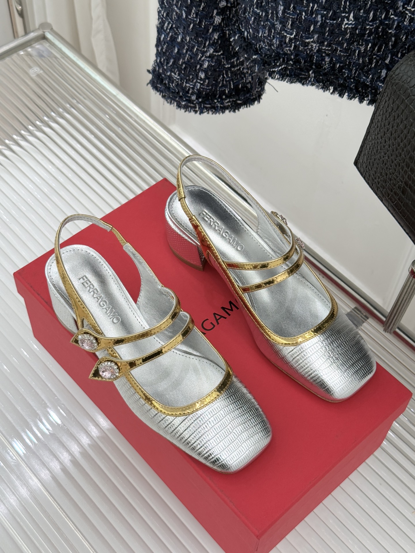 Ferragamo/菲拉格慕26WF新品双带水钻方头粗跟凉鞋演绎意式奢雅与现代锋芒。甄选高光亮面漆皮 质