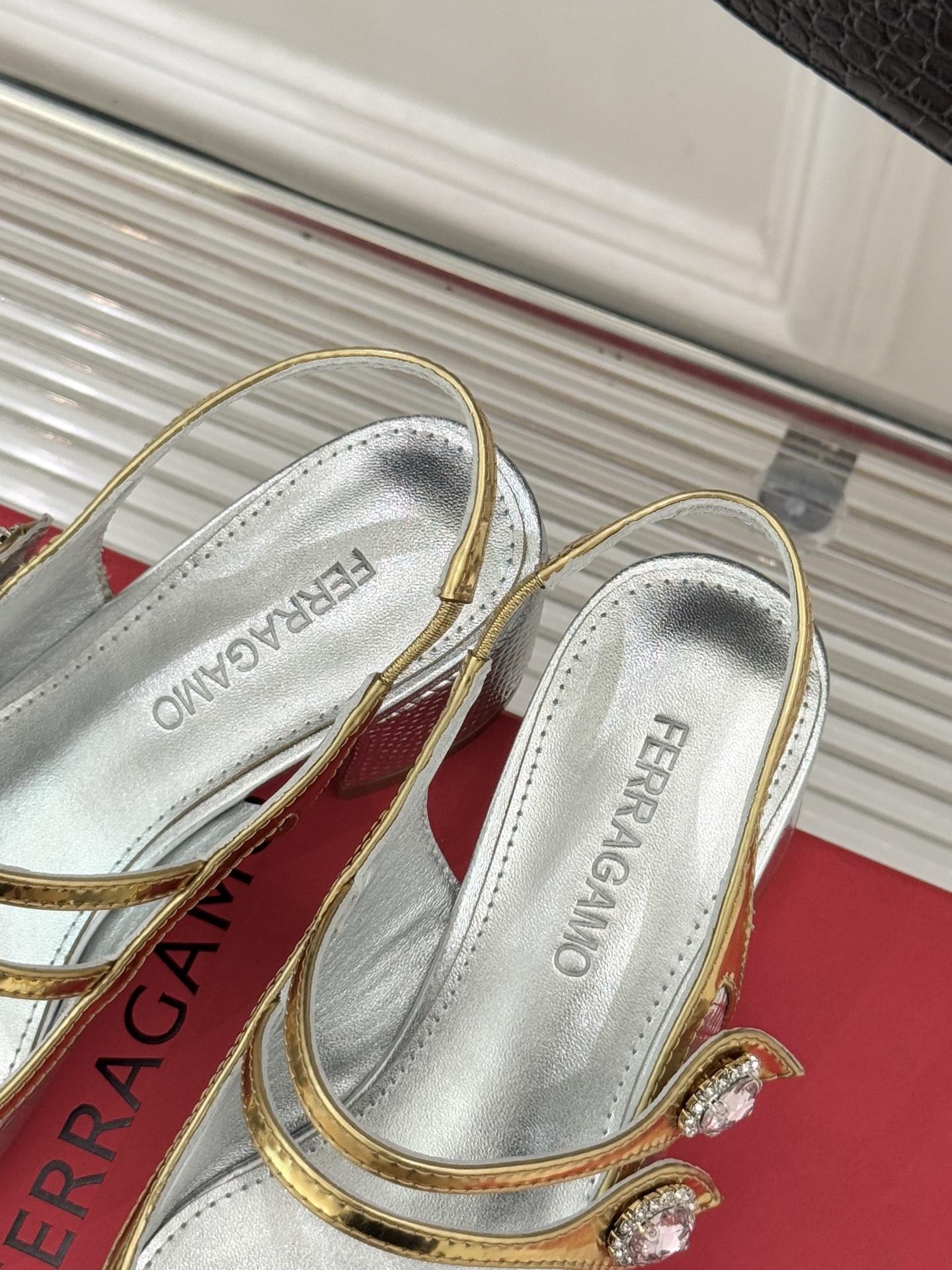 Ferragamo/菲拉格慕26WF新品双带水钻方头粗跟凉鞋演绎意式奢雅与现代锋芒。甄选高光亮面漆皮 质