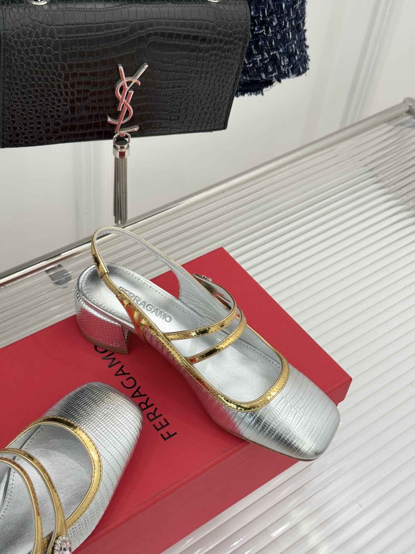 Ferragamo/菲拉格慕26WF新品双带水钻方头粗跟凉鞋演绎意式奢雅与现代锋芒。甄选高光亮面漆皮 质