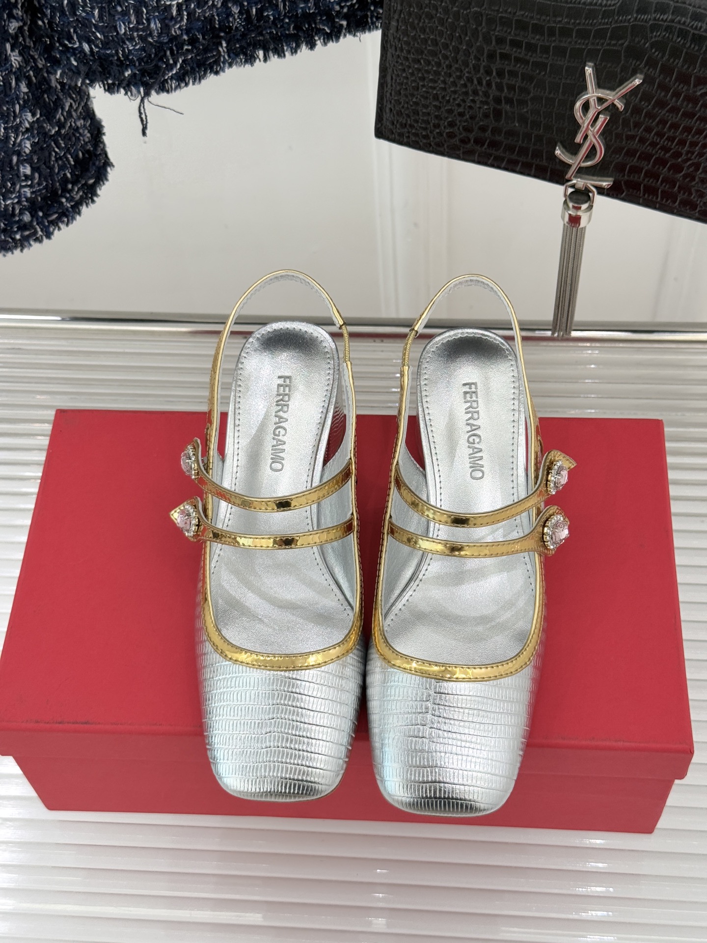 Ferragamo/菲拉格慕26WF新品双带水钻方头粗跟凉鞋演绎意式奢雅与现代锋芒。甄选高光亮面漆皮 质