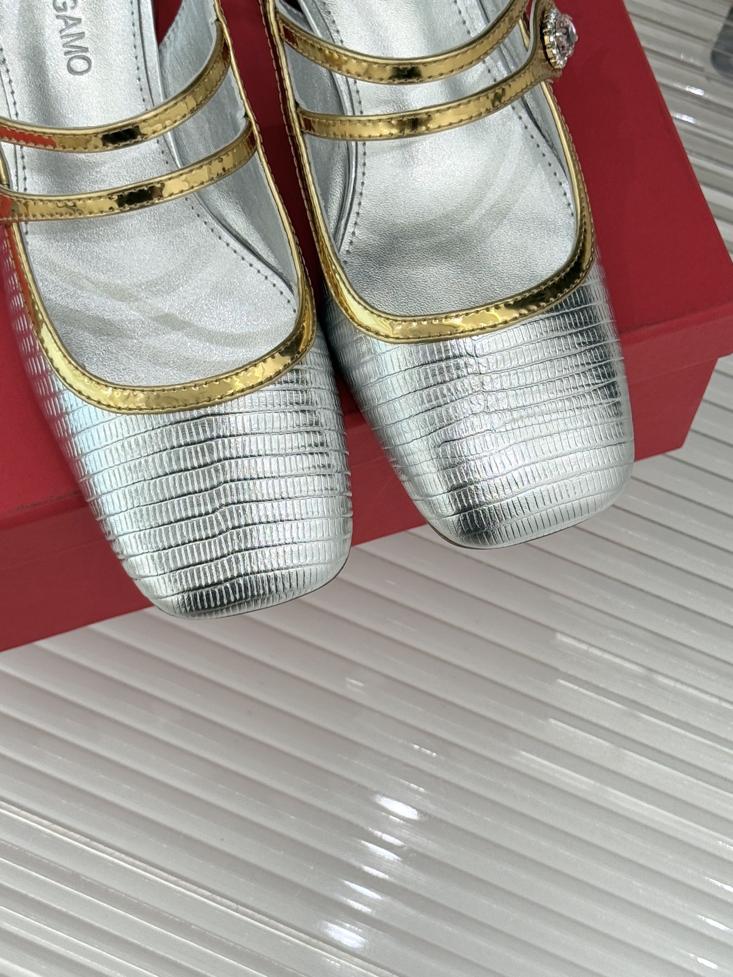 Ferragamo/菲拉格慕26WF新品双带水钻方头粗跟凉鞋演绎意式奢雅与现代锋芒。甄选高光亮面漆皮 质