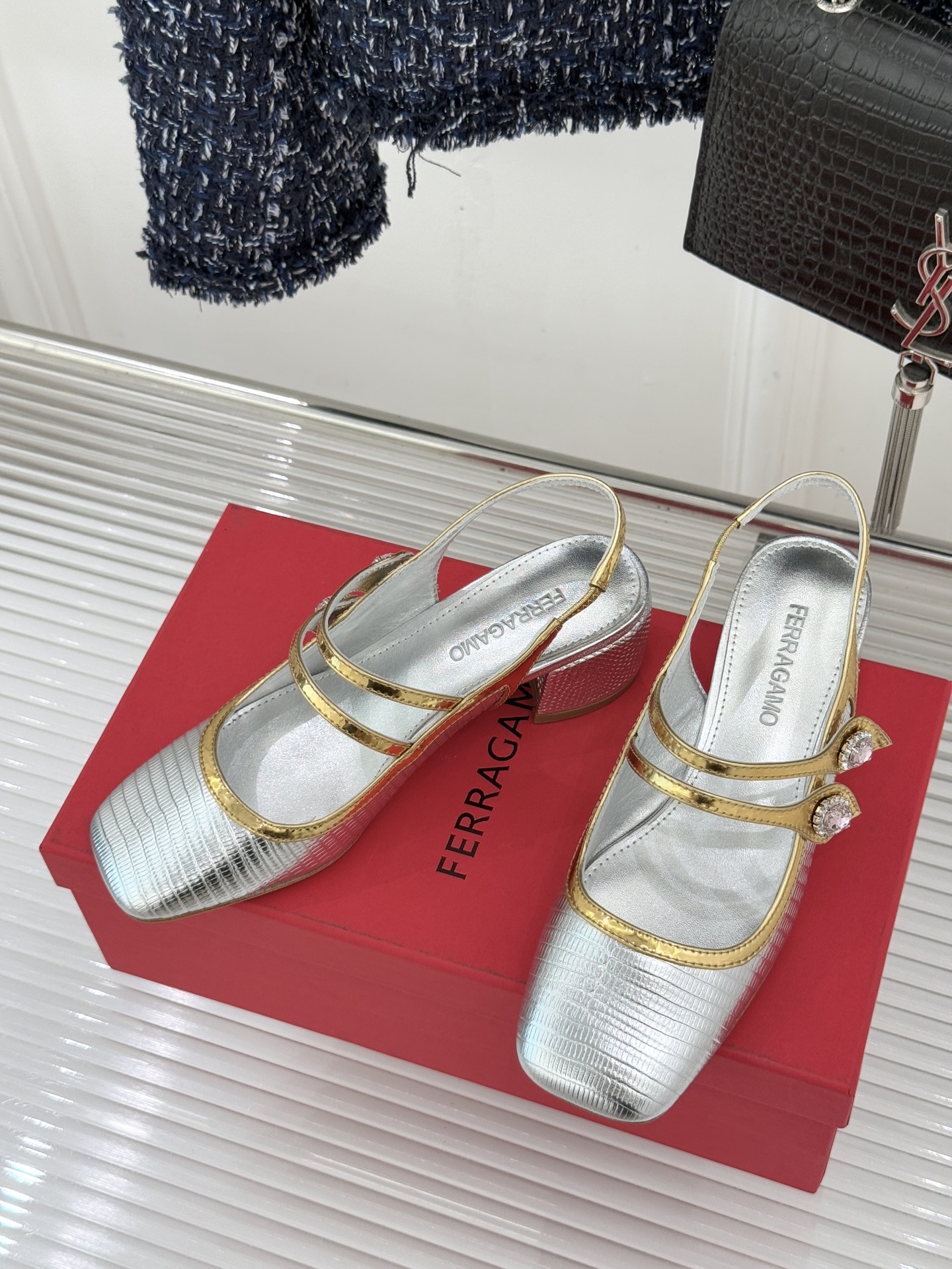 Ferragamo/菲拉格慕26WF新品双带水钻方头粗跟凉鞋演绎意式奢雅与现代锋芒。甄选高光亮面漆皮 质