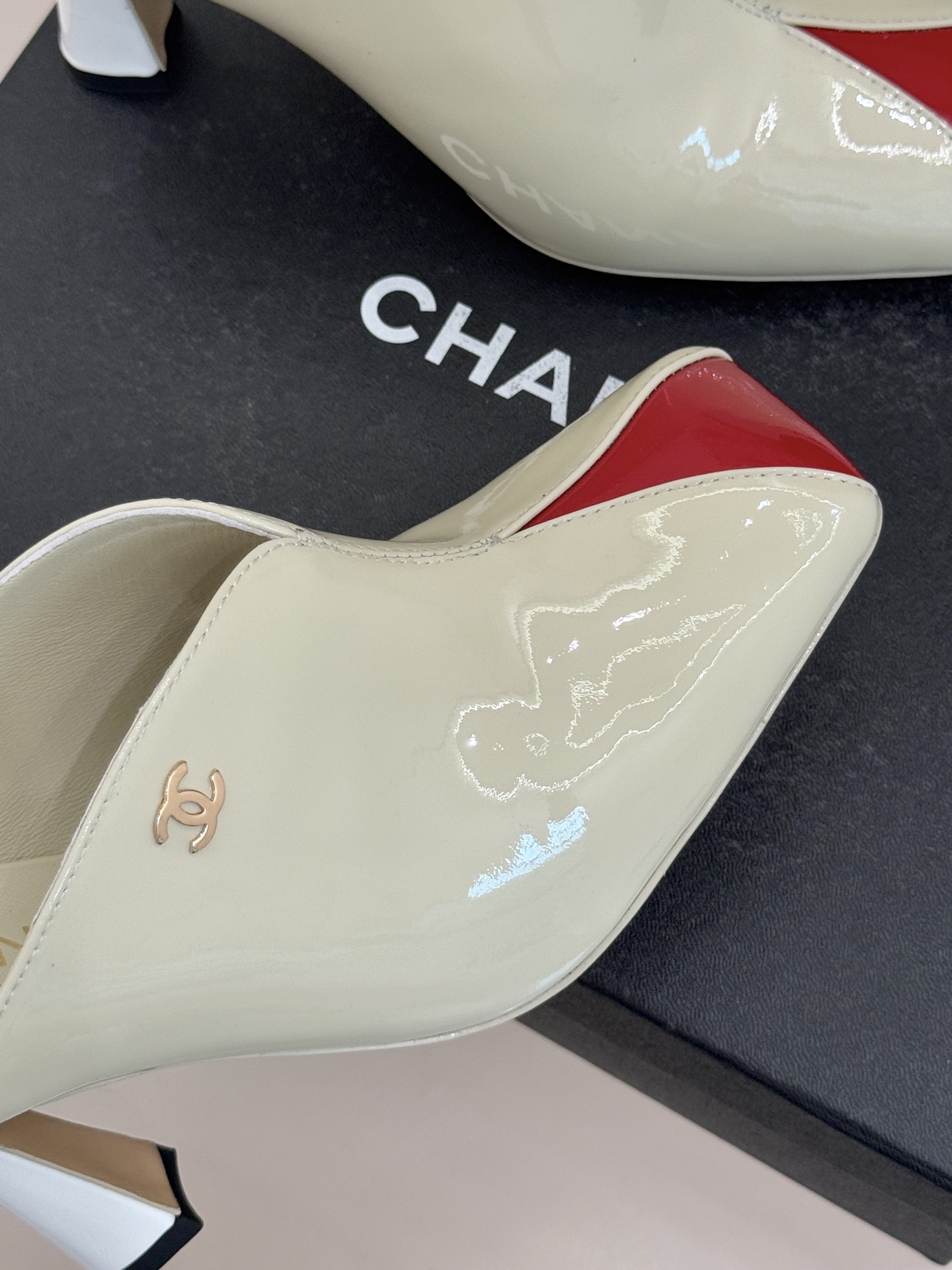 CHANE*｜小香26P双C拼色方头高跟穆勒半拖标志性双色基因革新演绎方头线条利落 廓形经典隽永三角撞色