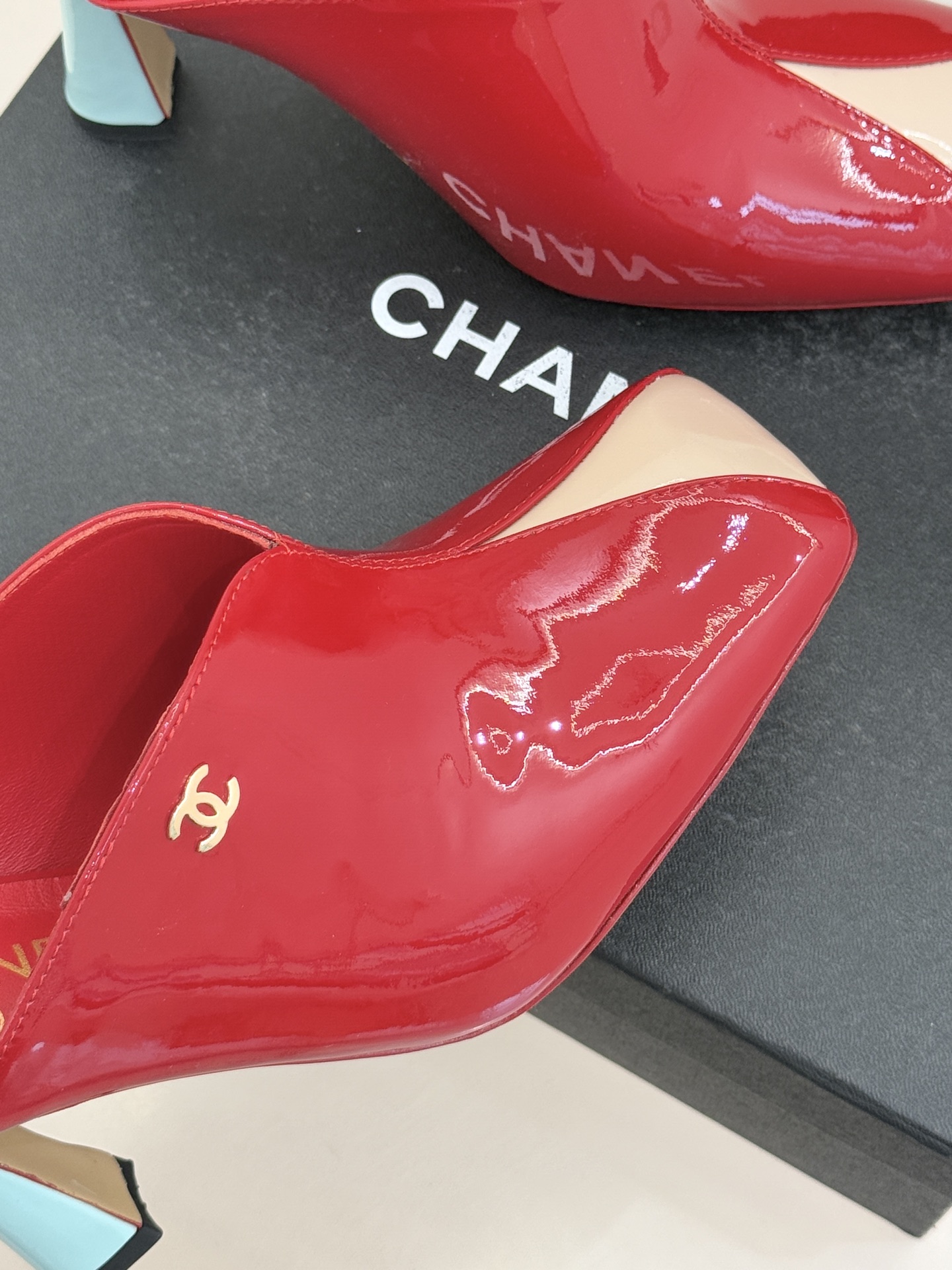 CHANE*｜小香26P双C拼色方头高跟穆勒半拖标志性双色基因革新演绎方头线条利落 廓形经典隽永三角撞色
