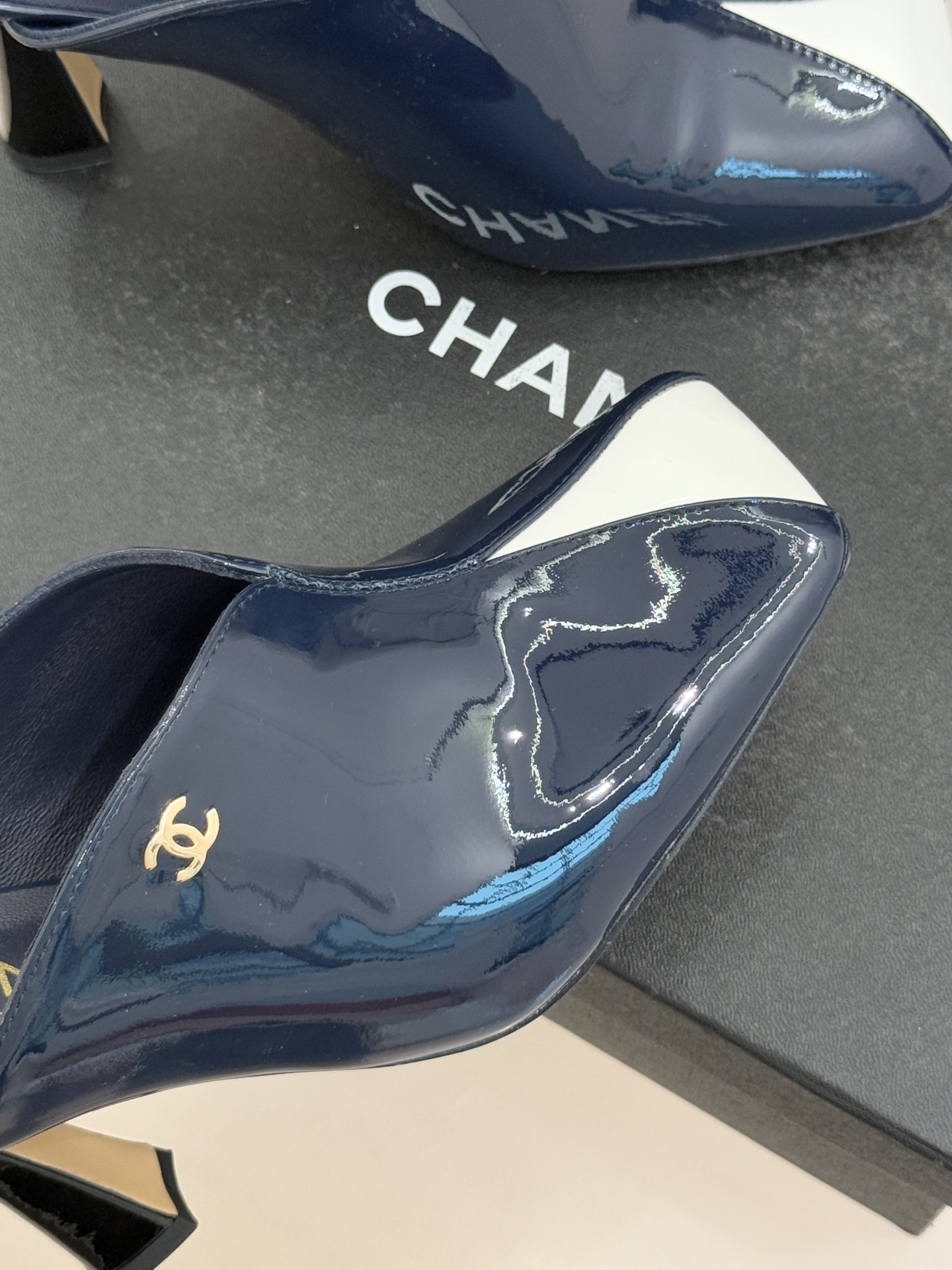 CHANE*｜小香26P双C拼色方头高跟穆勒半拖标志性双色基因革新演绎方头线条利落 廓形经典隽永三角撞色