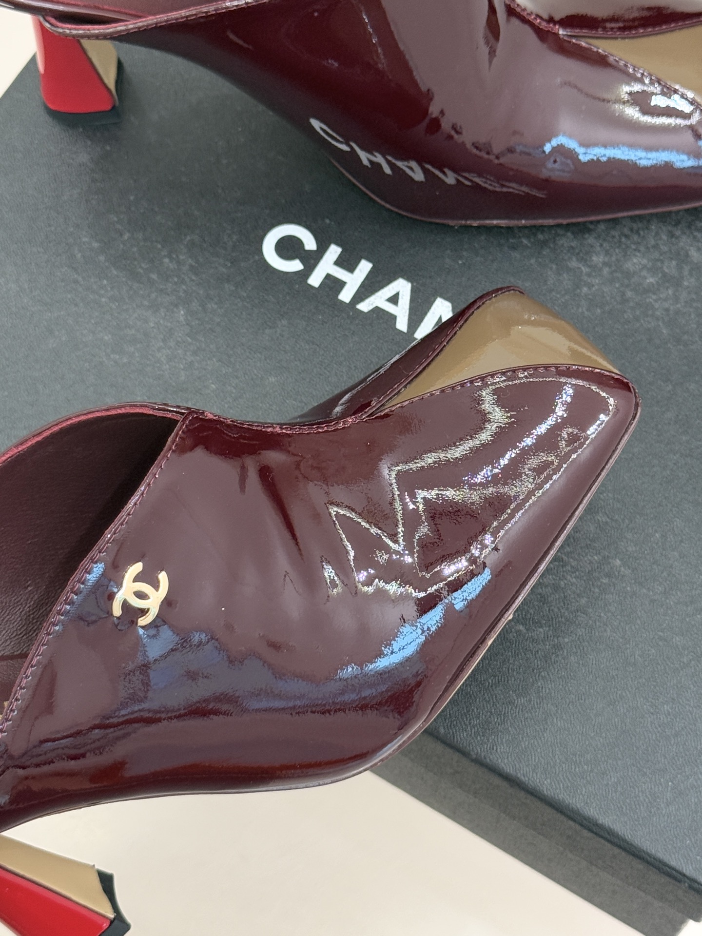 CHANE*｜小香26P双C拼色方头高跟穆勒半拖标志性双色基因革新演绎方头线条利落 廓形经典隽永三角撞色