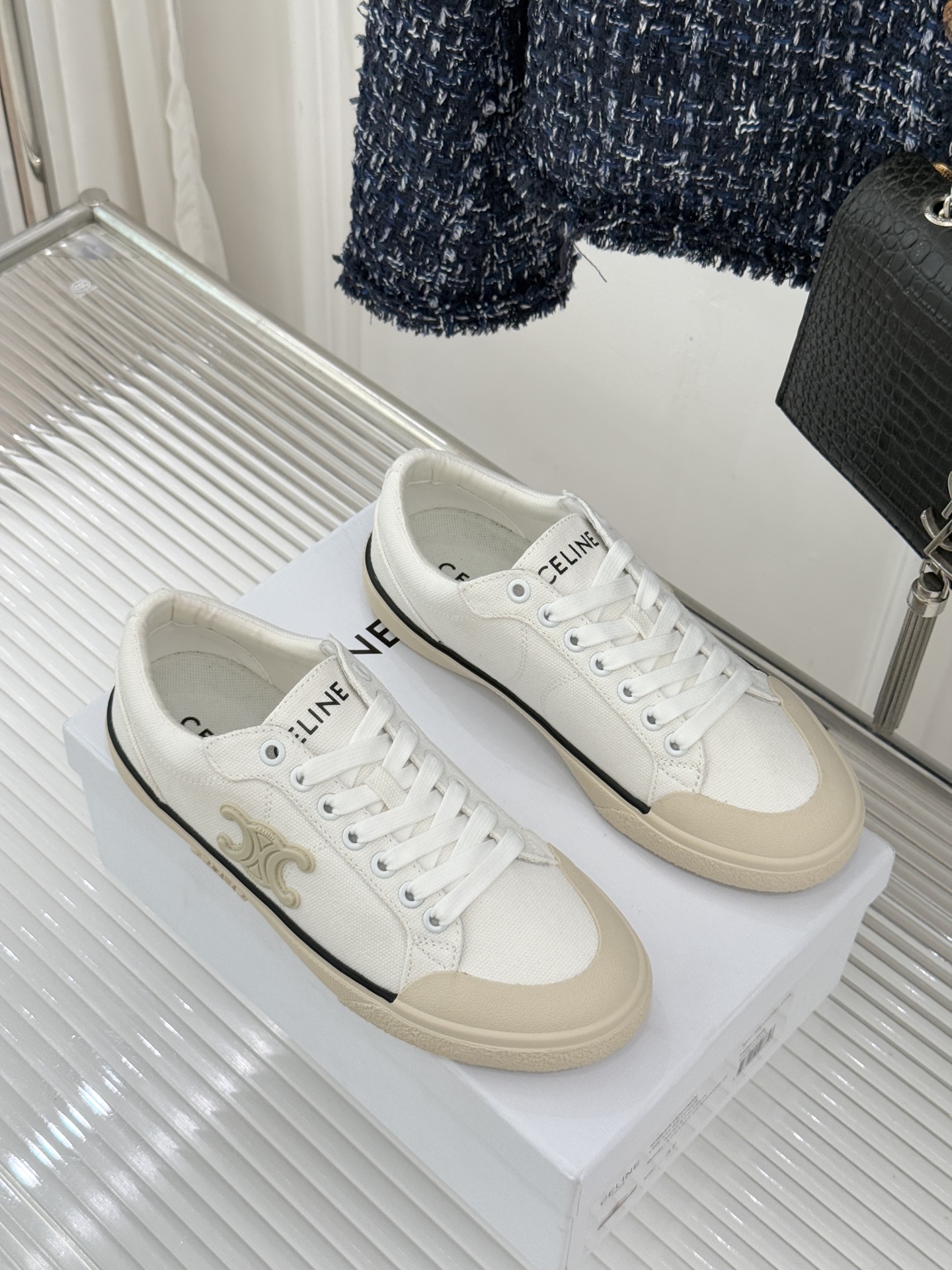 Celine/赛琳经典凯旋门复古帆布系带平底板鞋复刻70年代复古运动美学低帮圆头利落耐看。精选高密度帆布