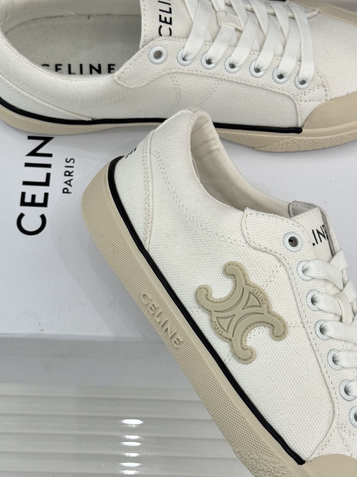 Celine/赛琳经典凯旋门复古帆布系带平底板鞋复刻70年代复古运动美学低帮圆头利落耐看。精选高密度帆布