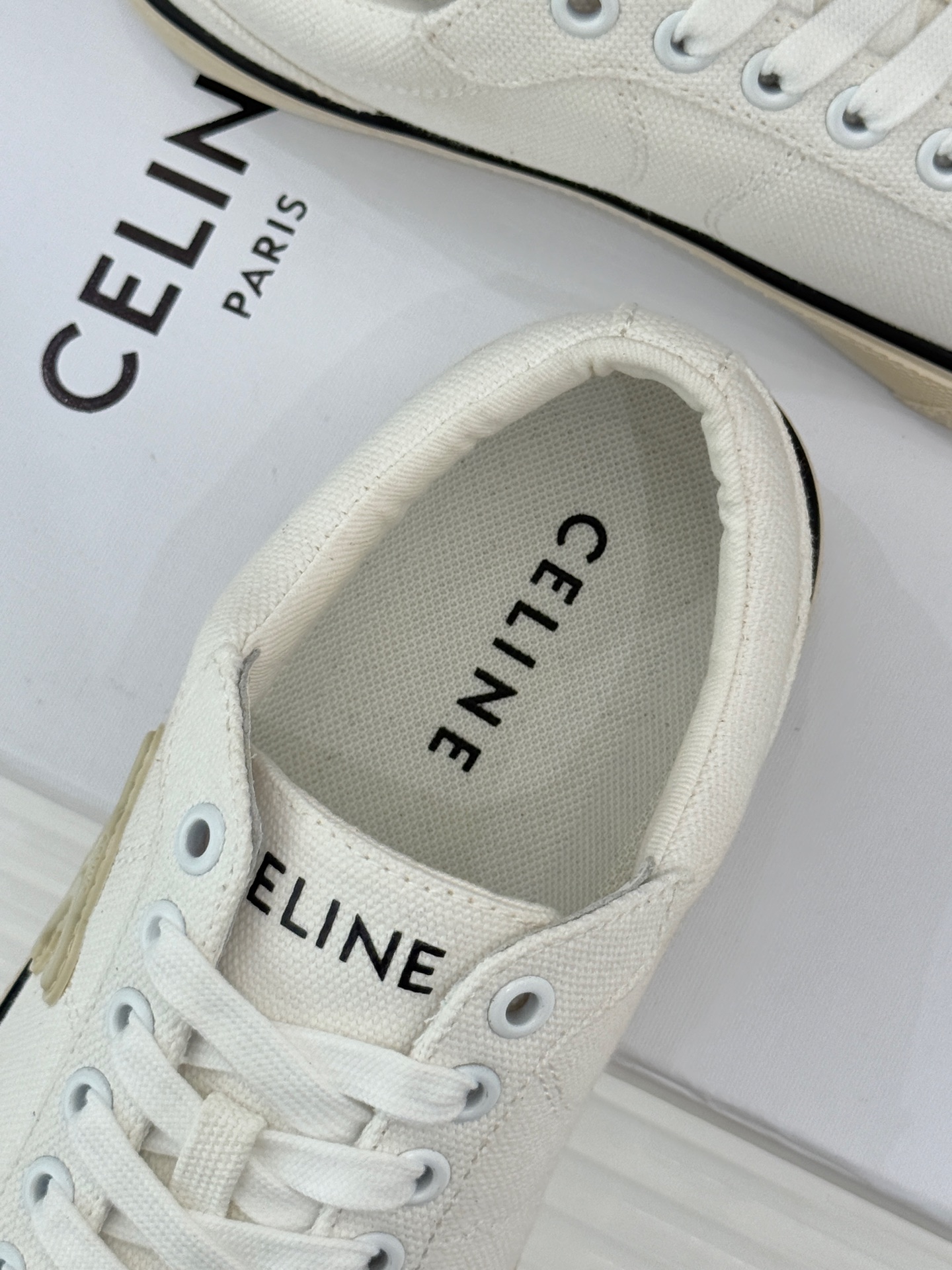Celine/赛琳经典凯旋门复古帆布系带平底板鞋复刻70年代复古运动美学低帮圆头利落耐看。精选高密度帆布