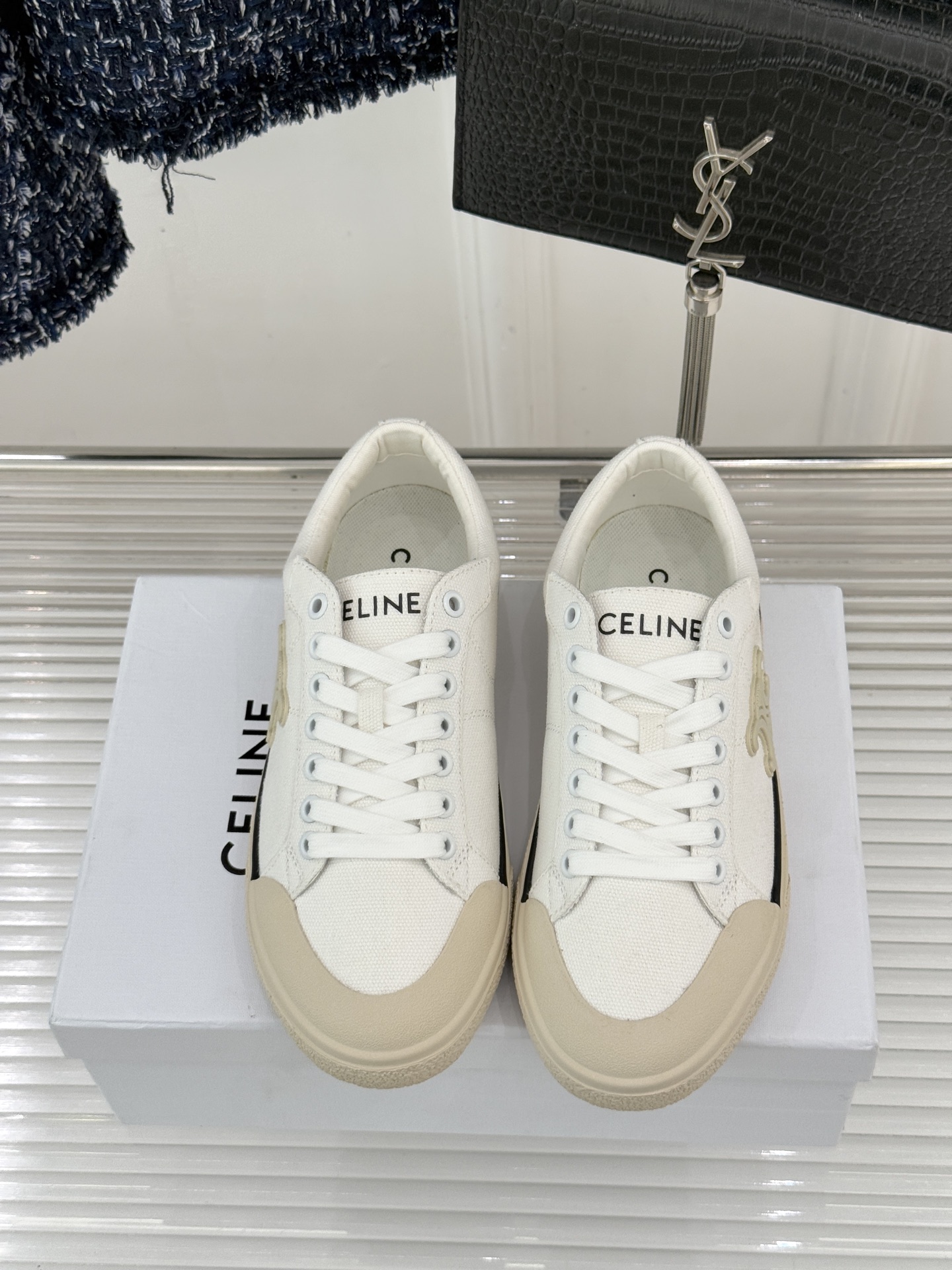 Celine/赛琳经典凯旋门复古帆布系带平底板鞋复刻70年代复古运动美学低帮圆头利落耐看。精选高密度帆布