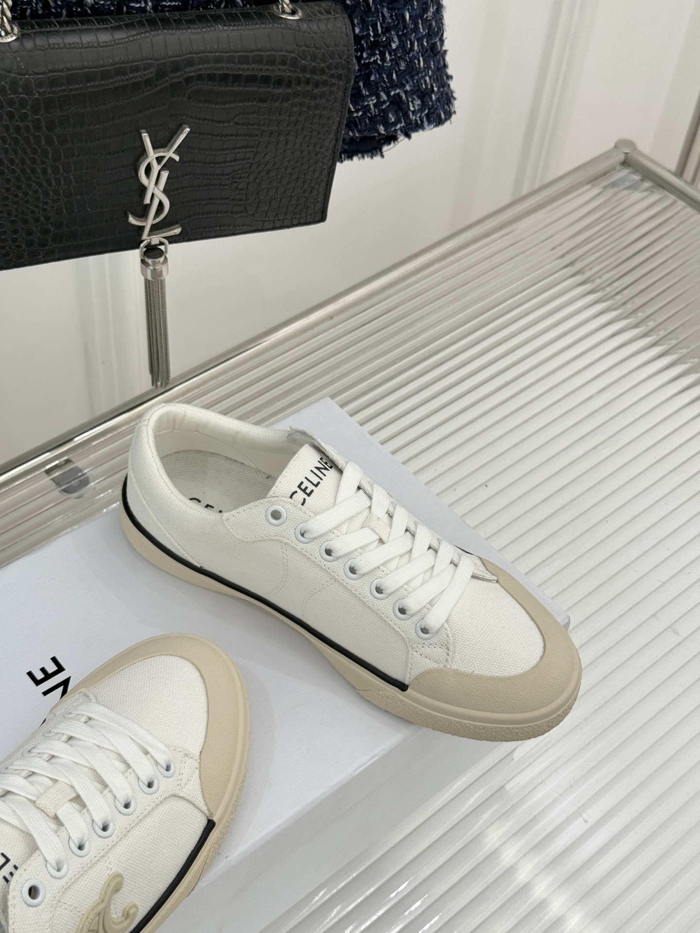 Celine/赛琳经典凯旋门复古帆布系带平底板鞋复刻70年代复古运动美学低帮圆头利落耐看。精选高密度帆布
