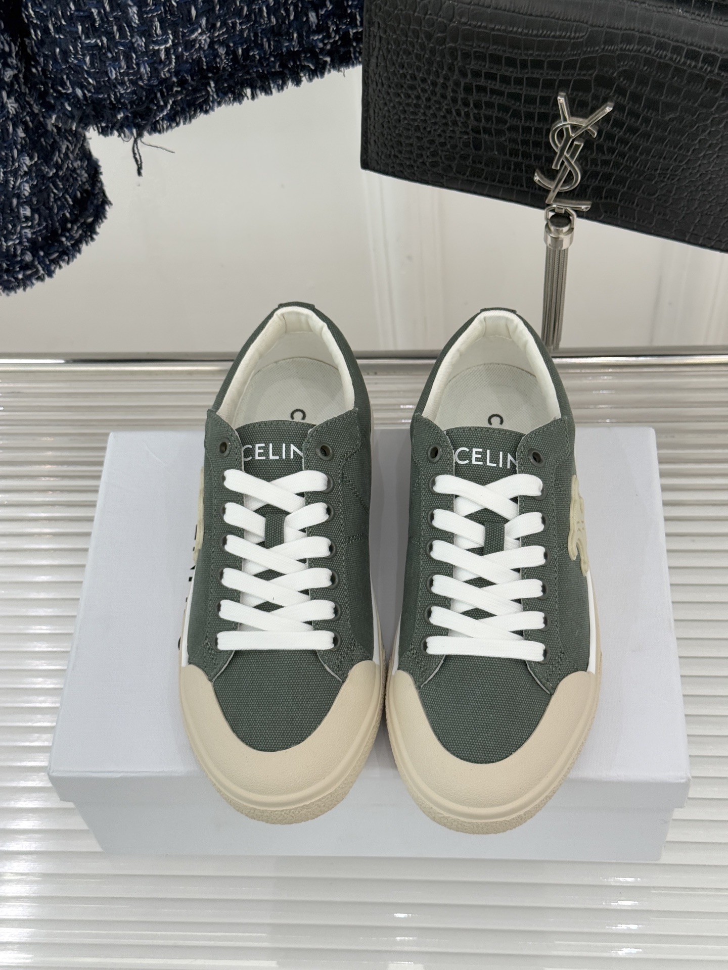 Celine/赛琳经典凯旋门复古帆布系带平底板鞋复刻70年代复古运动美学低帮圆头利落耐看。精选高密度帆布