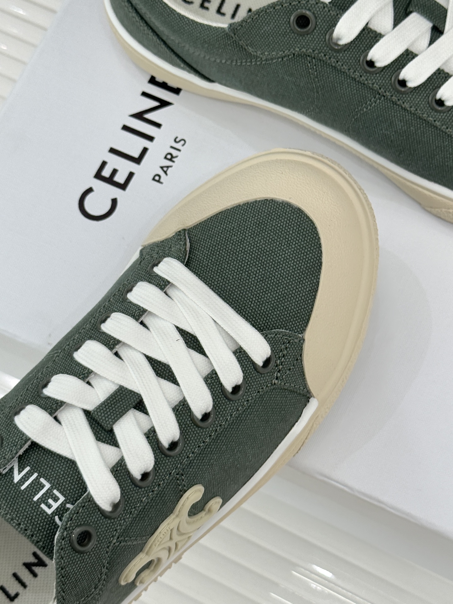 Celine/赛琳经典凯旋门复古帆布系带平底板鞋复刻70年代复古运动美学低帮圆头利落耐看。精选高密度帆布