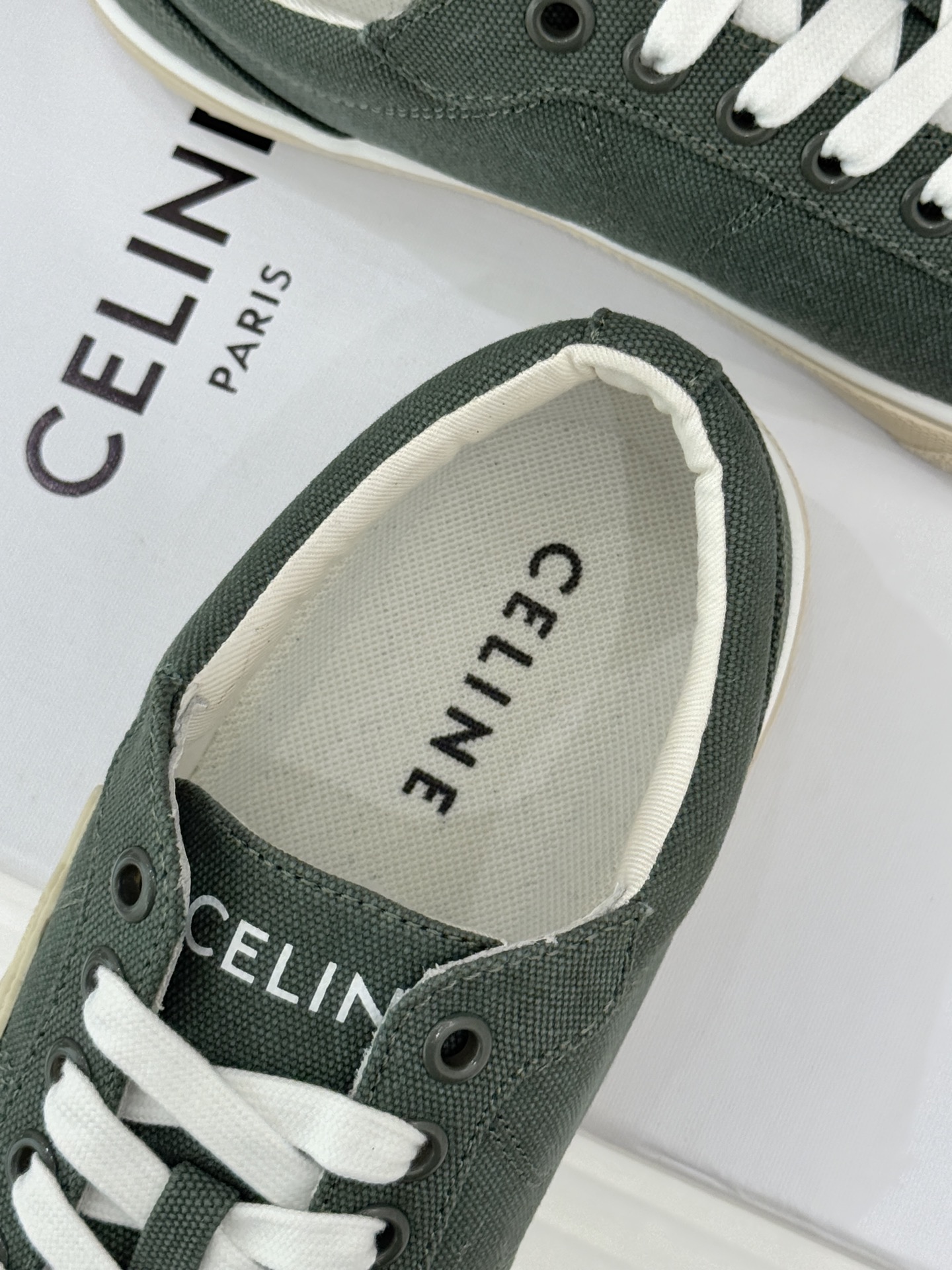 Celine/赛琳经典凯旋门复古帆布系带平底板鞋复刻70年代复古运动美学低帮圆头利落耐看。精选高密度帆布