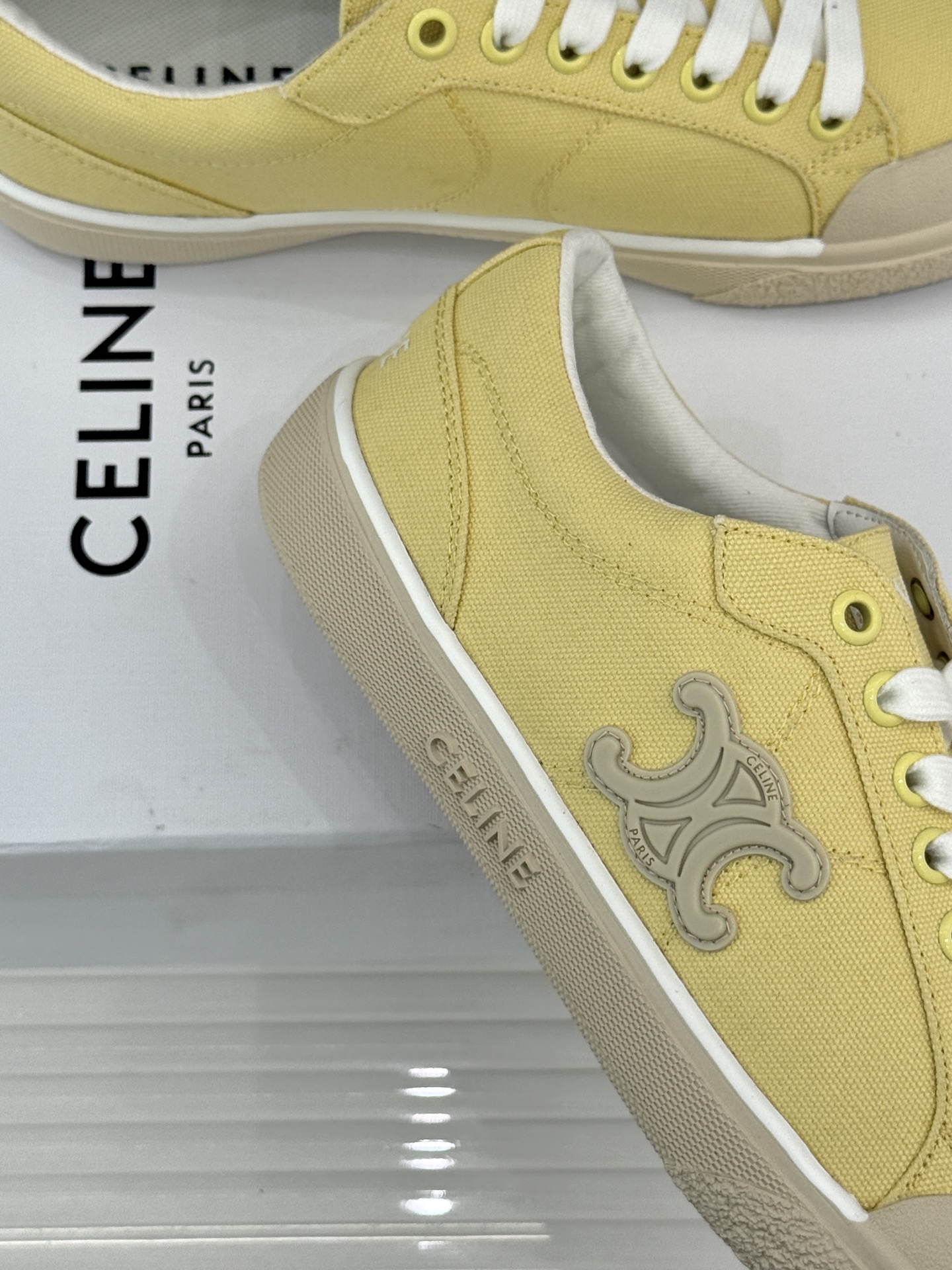 Celine/赛琳经典凯旋门复古帆布系带平底板鞋复刻70年代复古运动美学低帮圆头利落耐看。精选高密度帆布