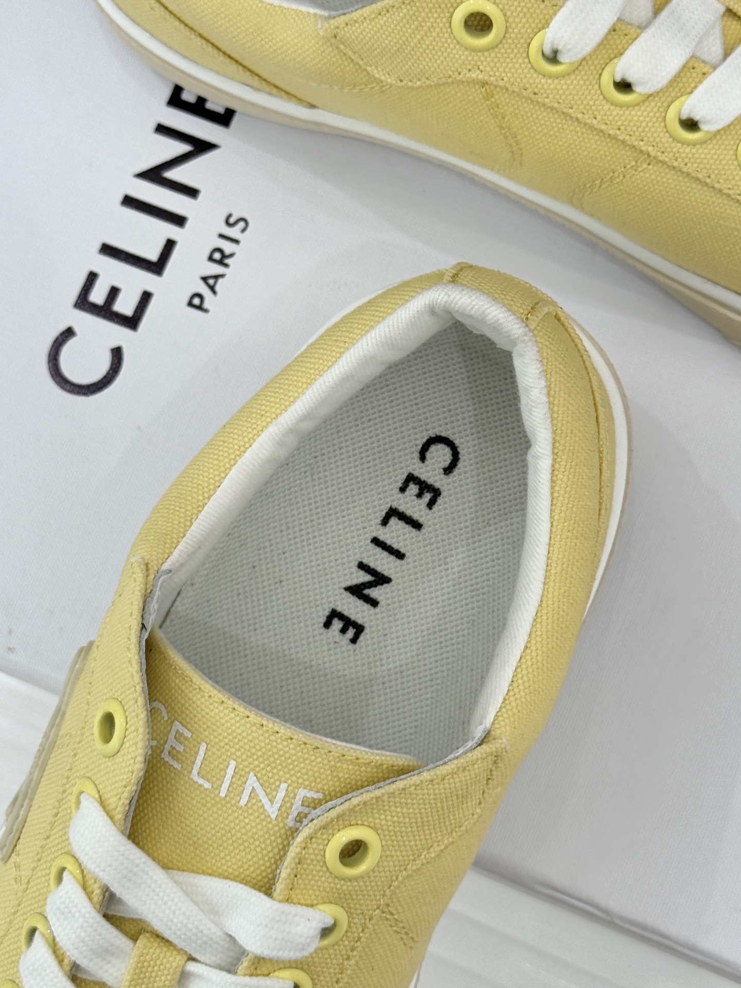 Celine/赛琳经典凯旋门复古帆布系带平底板鞋复刻70年代复古运动美学低帮圆头利落耐看。精选高密度帆布