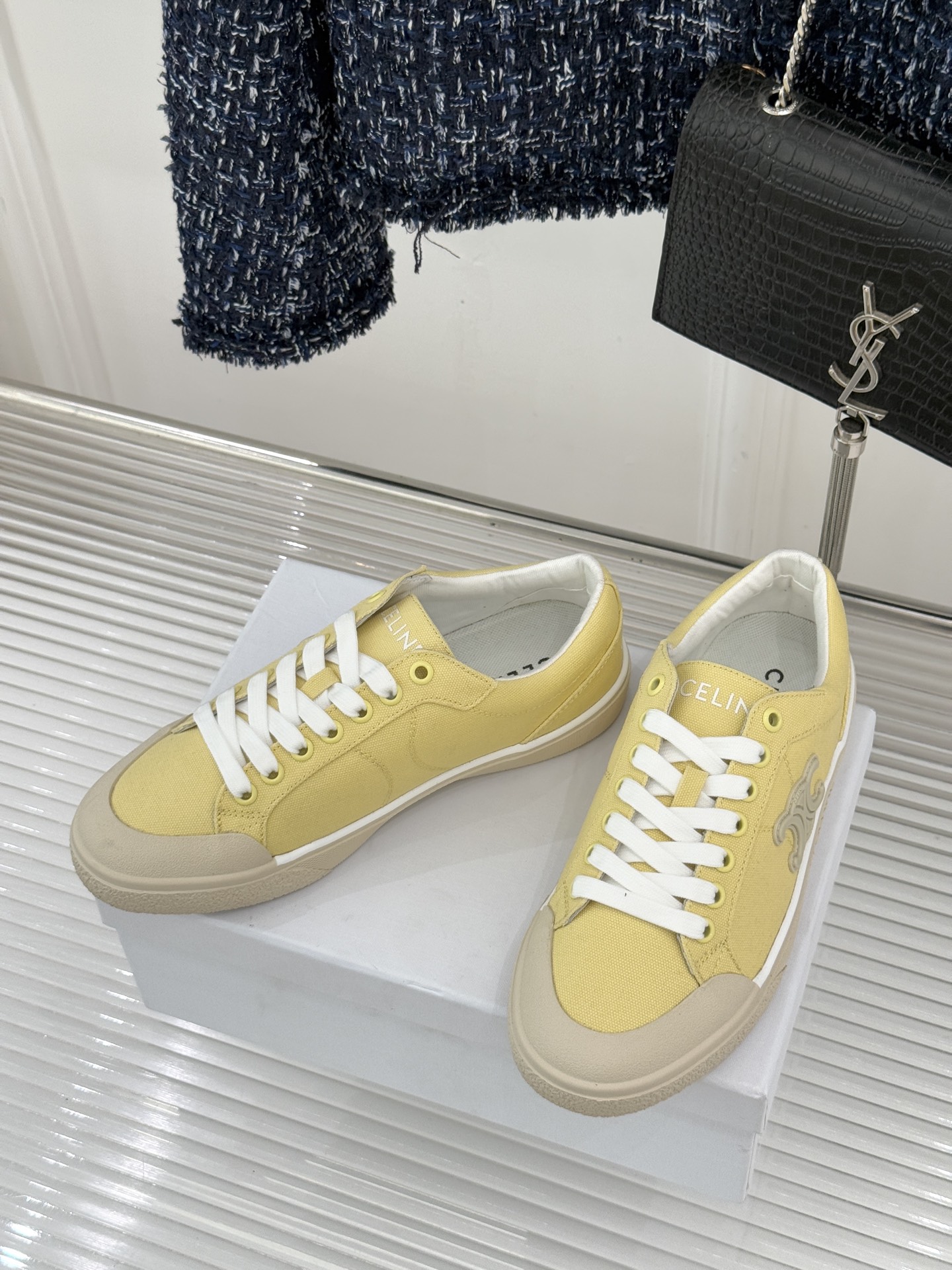 Celine/赛琳经典凯旋门复古帆布系带平底板鞋复刻70年代复古运动美学低帮圆头利落耐看。精选高密度帆布