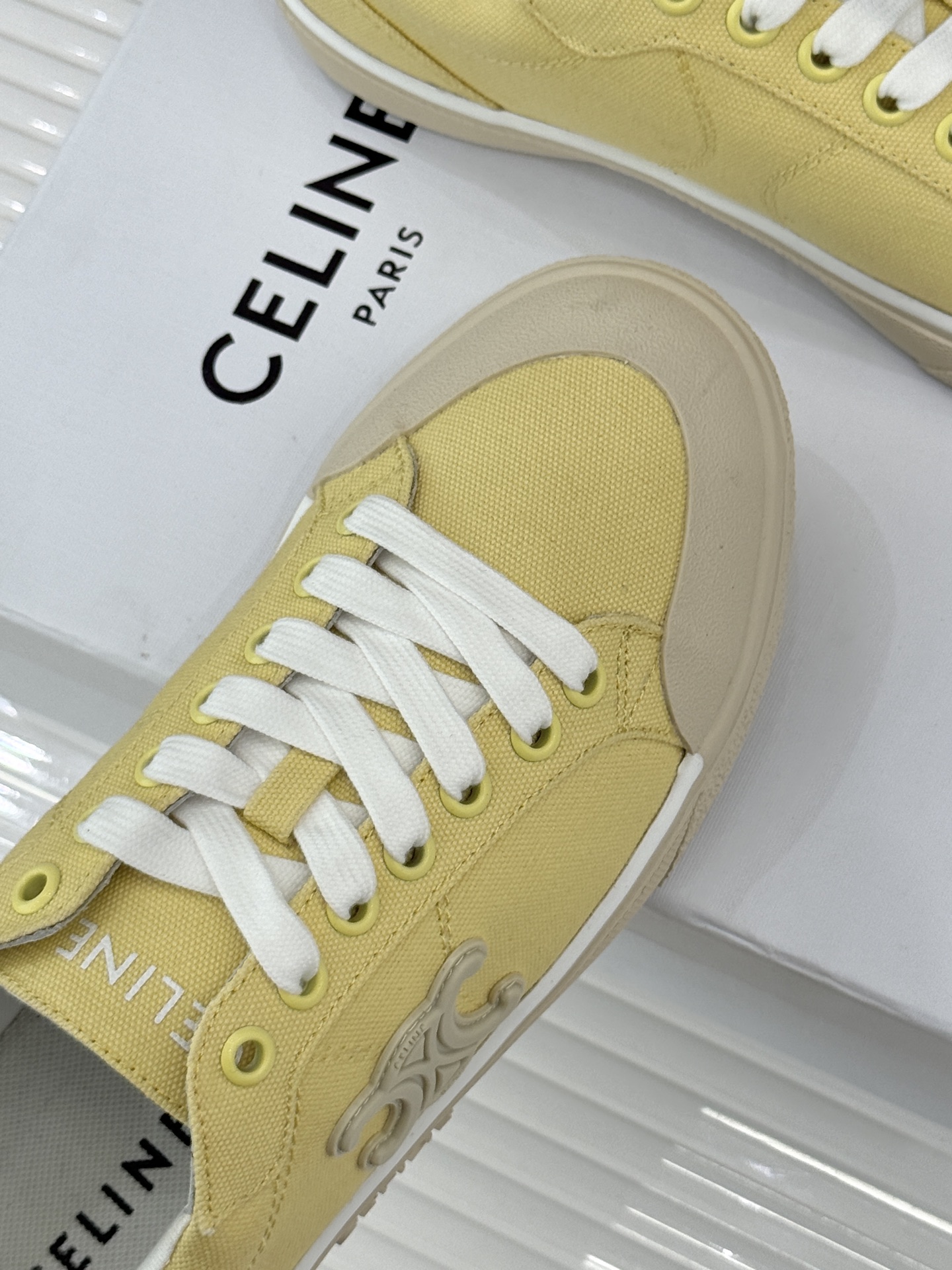Celine/赛琳经典凯旋门复古帆布系带平底板鞋复刻70年代复古运动美学低帮圆头利落耐看。精选高密度帆布