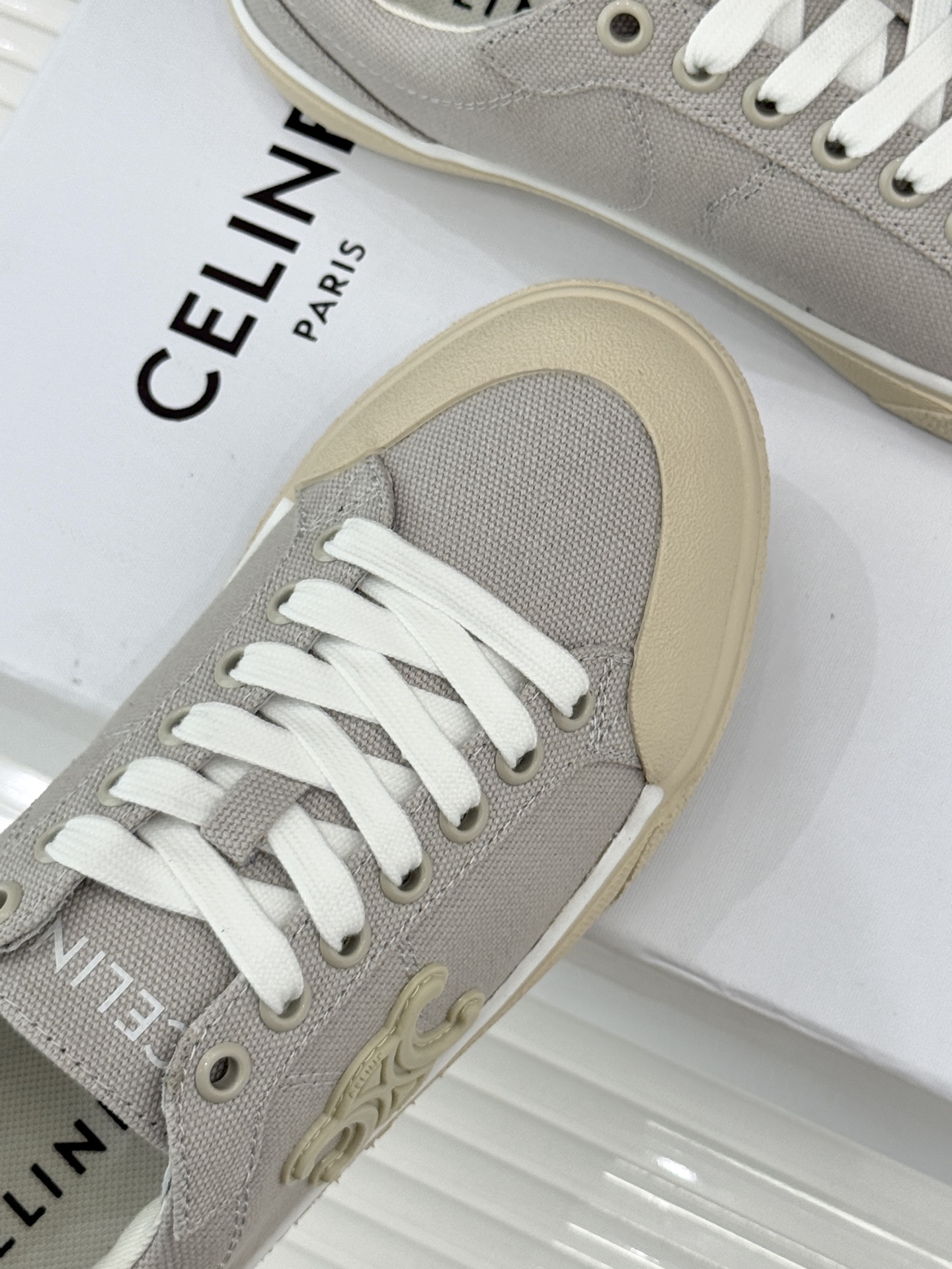 Celine/赛琳经典凯旋门复古帆布系带平底板鞋复刻70年代复古运动美学低帮圆头利落耐看。精选高密度帆布