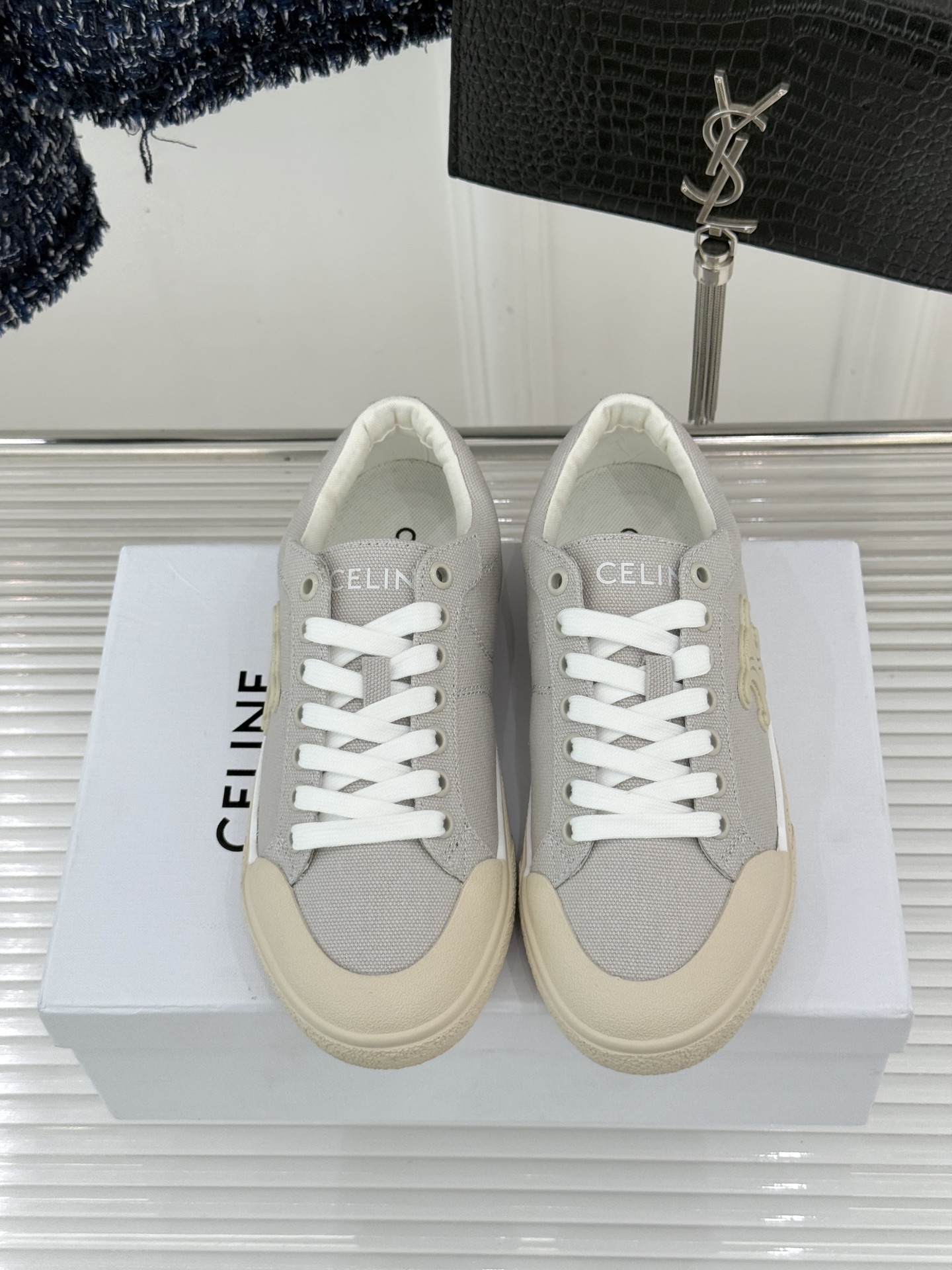 Celine/赛琳经典凯旋门复古帆布系带平底板鞋复刻70年代复古运动美学低帮圆头利落耐看。精选高密度帆布