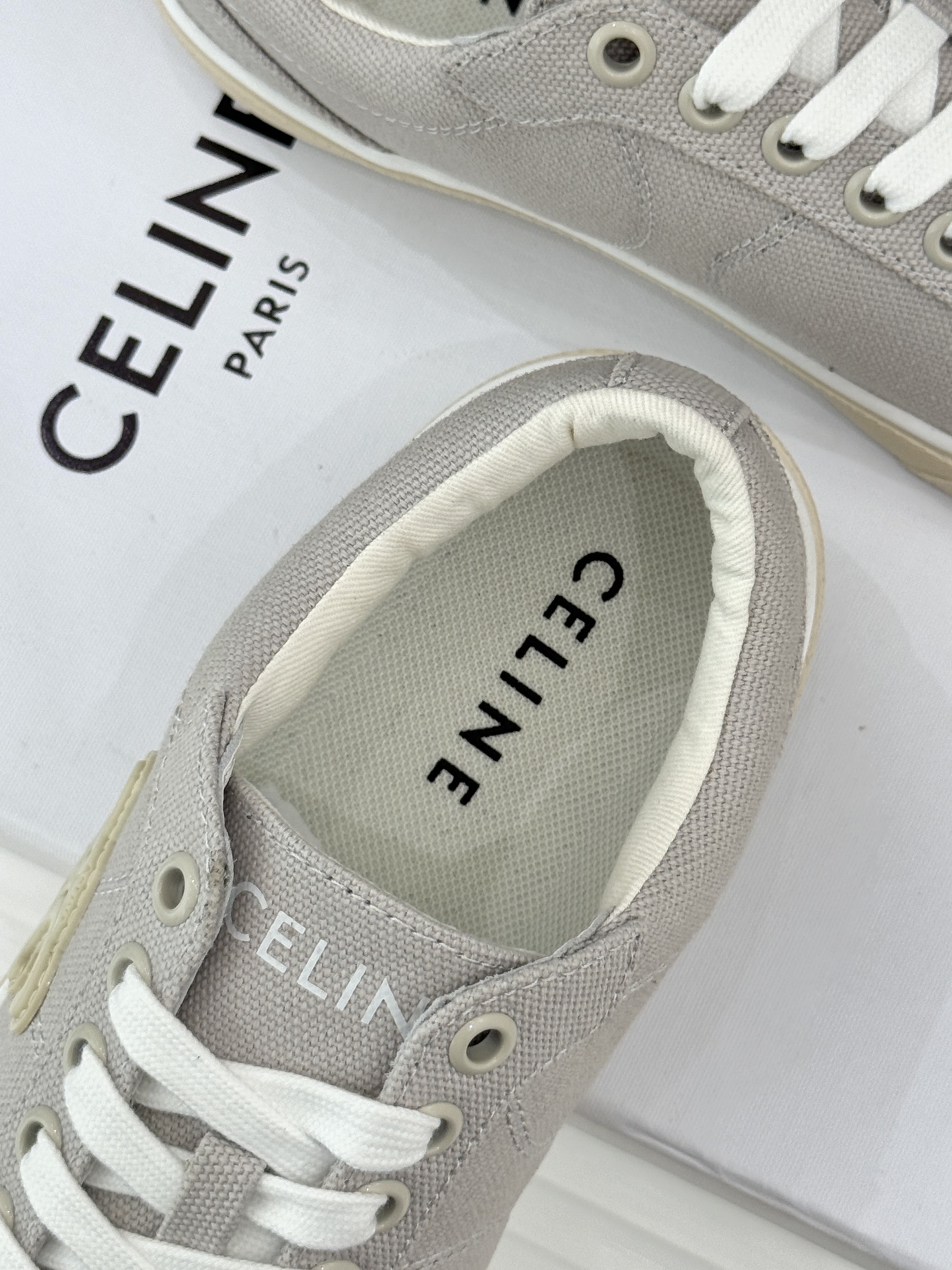 Celine/赛琳经典凯旋门复古帆布系带平底板鞋复刻70年代复古运动美学低帮圆头利落耐看。精选高密度帆布