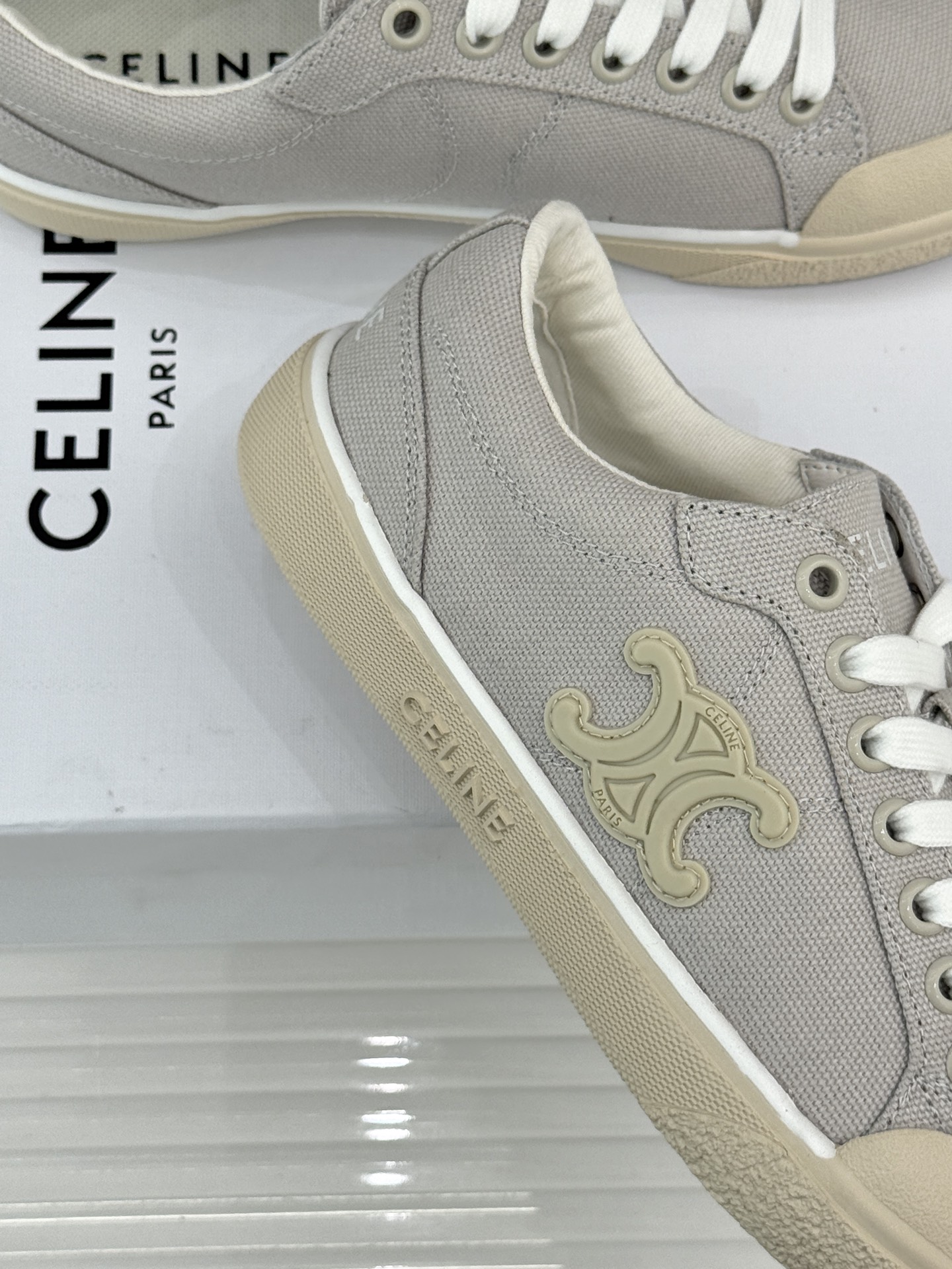 Celine/赛琳经典凯旋门复古帆布系带平底板鞋复刻70年代复古运动美学低帮圆头利落耐看。精选高密度帆布
