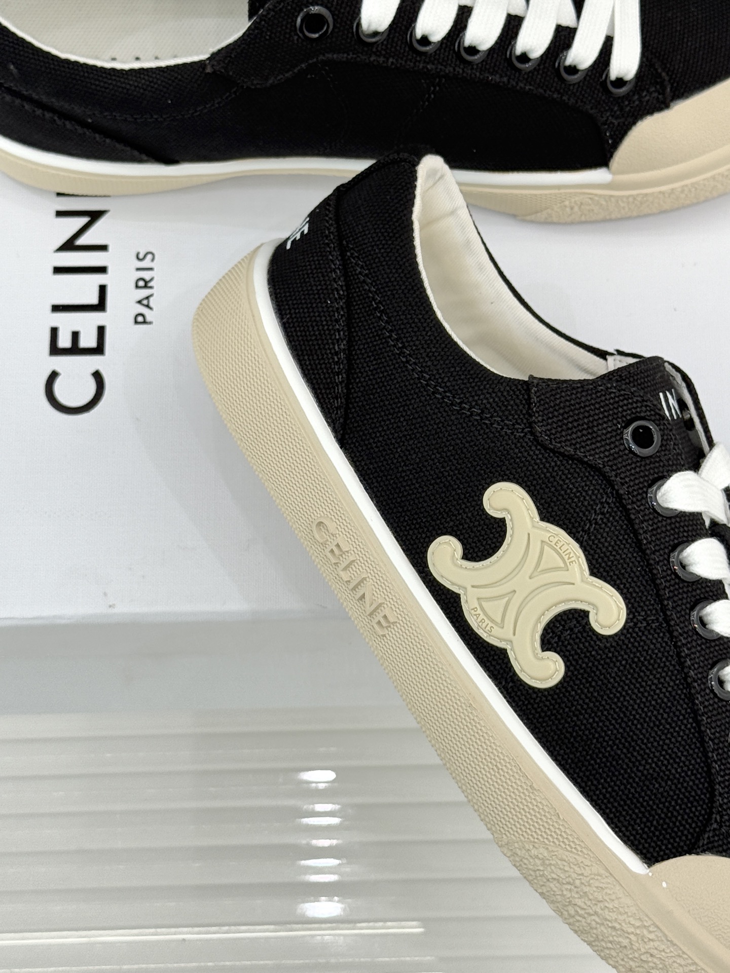 Celine/赛琳经典凯旋门复古帆布系带平底板鞋复刻70年代复古运动美学低帮圆头利落耐看。精选高密度帆布