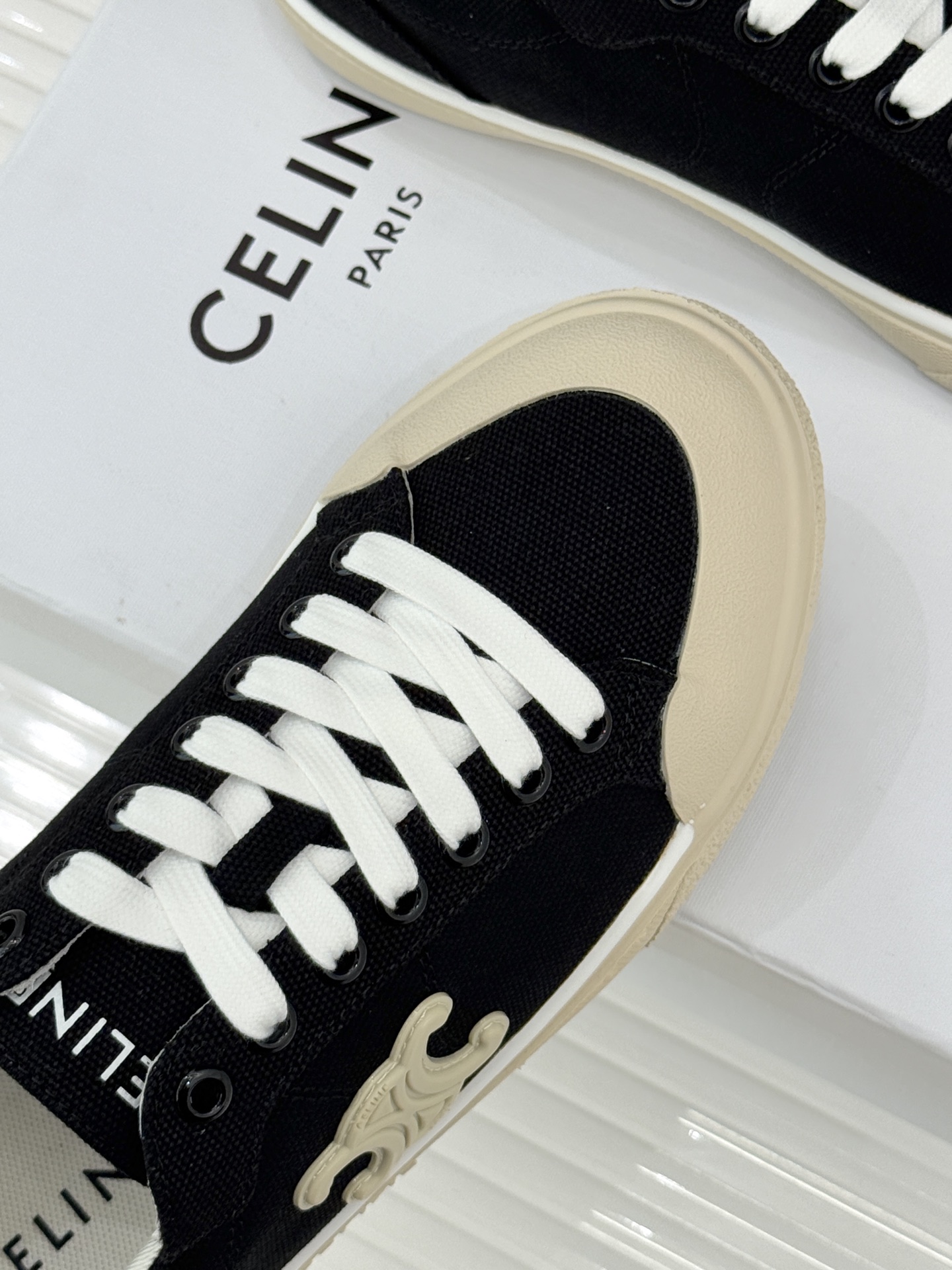 Celine/赛琳经典凯旋门复古帆布系带平底板鞋复刻70年代复古运动美学低帮圆头利落耐看。精选高密度帆布