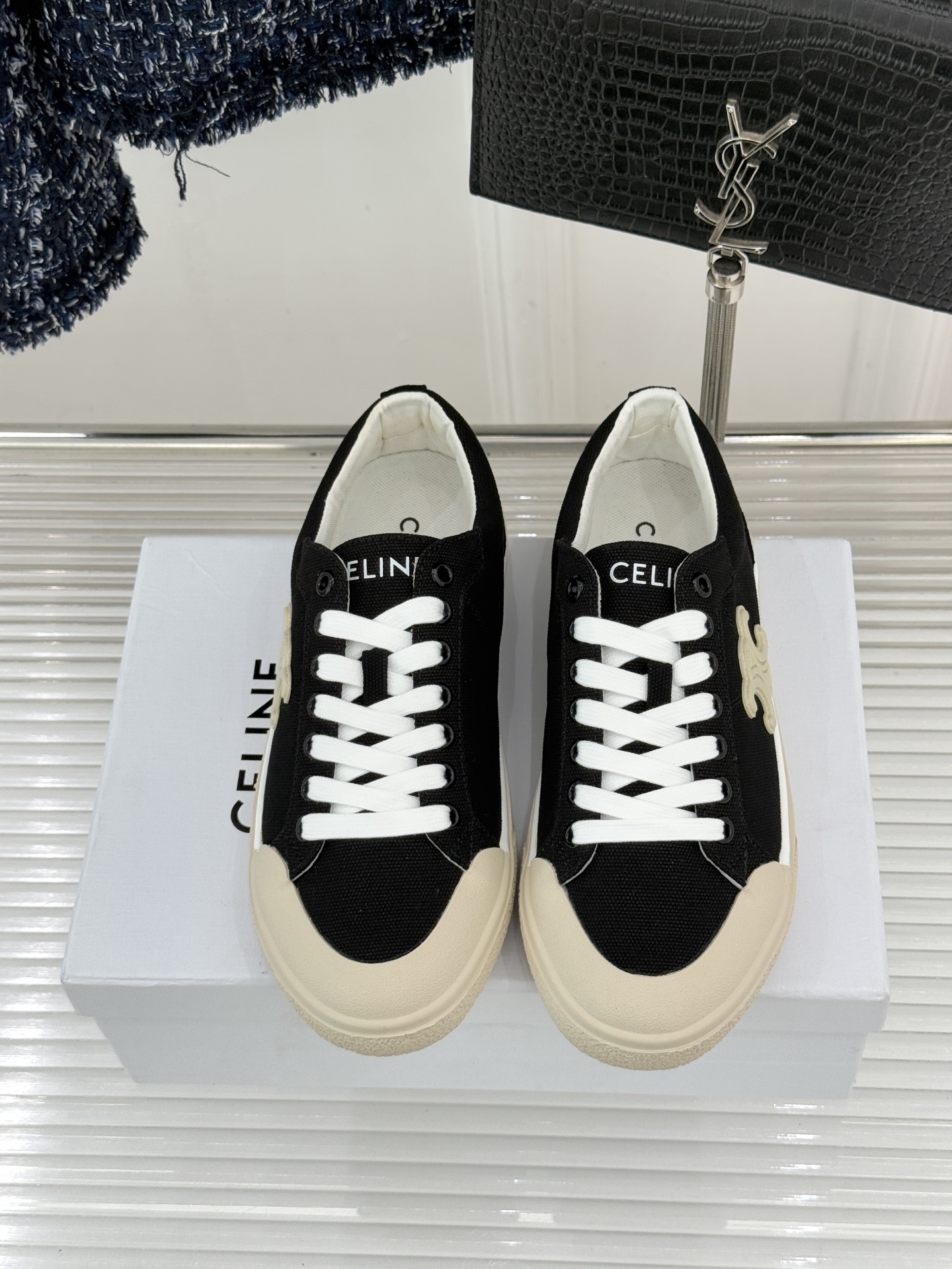 Celine/赛琳经典凯旋门复古帆布系带平底板鞋复刻70年代复古运动美学低帮圆头利落耐看。精选高密度帆布