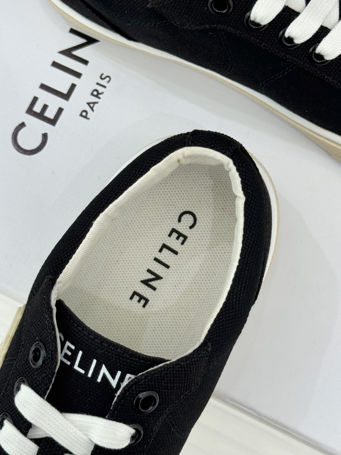 Celine/赛琳经典凯旋门复古帆布系带平底板鞋复刻70年代复古运动美学低帮圆头利落耐看。精选高密度帆布