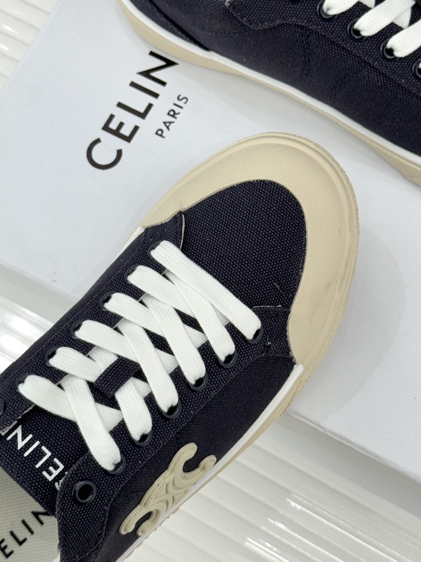 Celine/赛琳经典凯旋门复古帆布系带平底板鞋复刻70年代复古运动美学低帮圆头利落耐看。精选高密度帆布
