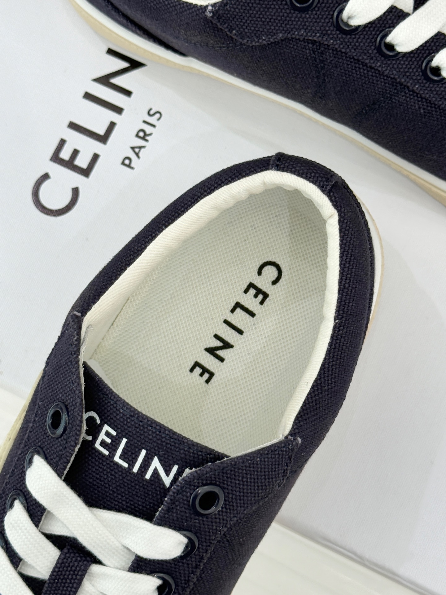 Celine/赛琳经典凯旋门复古帆布系带平底板鞋复刻70年代复古运动美学低帮圆头利落耐看。精选高密度帆布