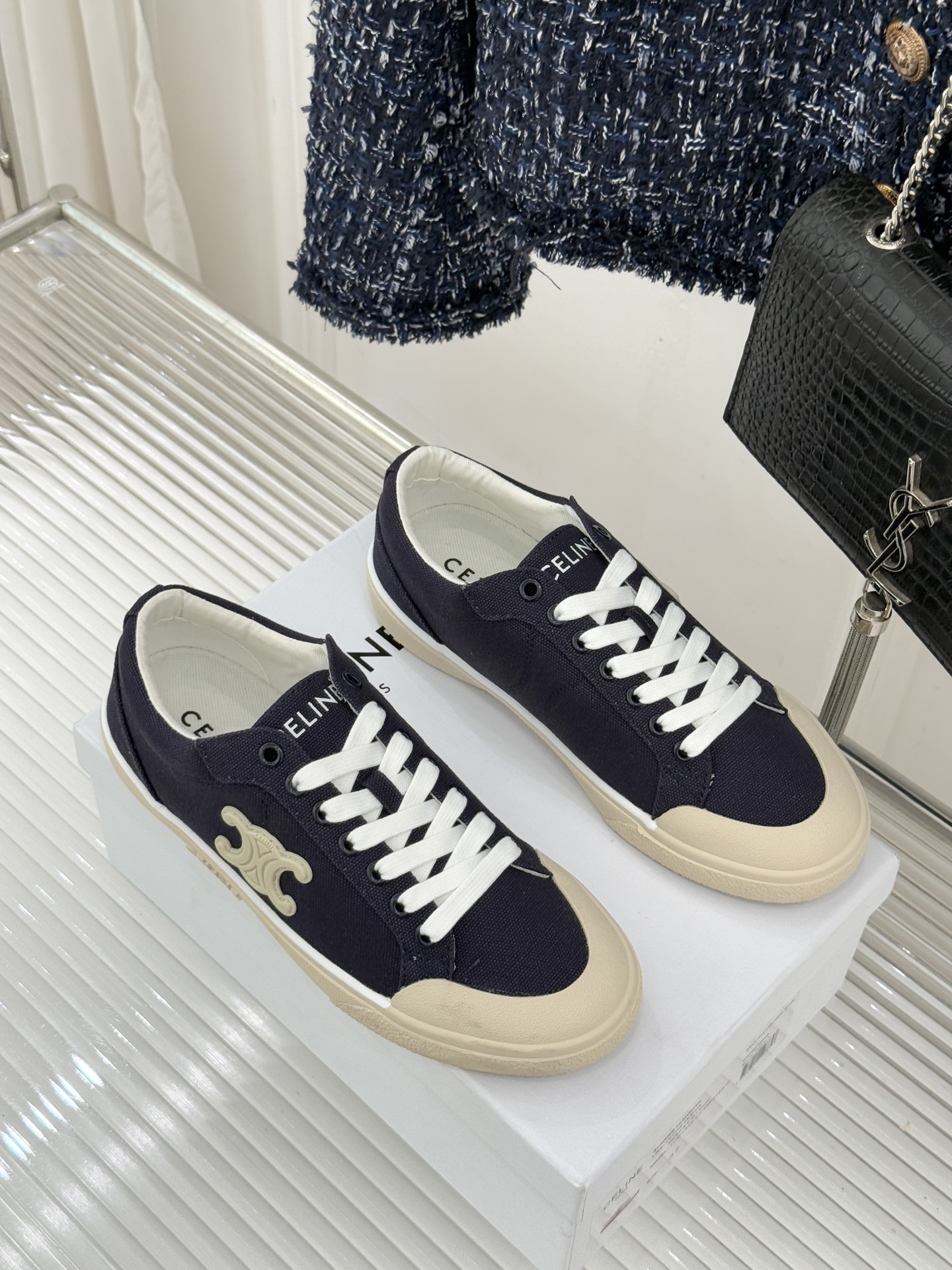 Celine/赛琳经典凯旋门复古帆布系带平底板鞋复刻70年代复古运动美学低帮圆头利落耐看。精选高密度帆布