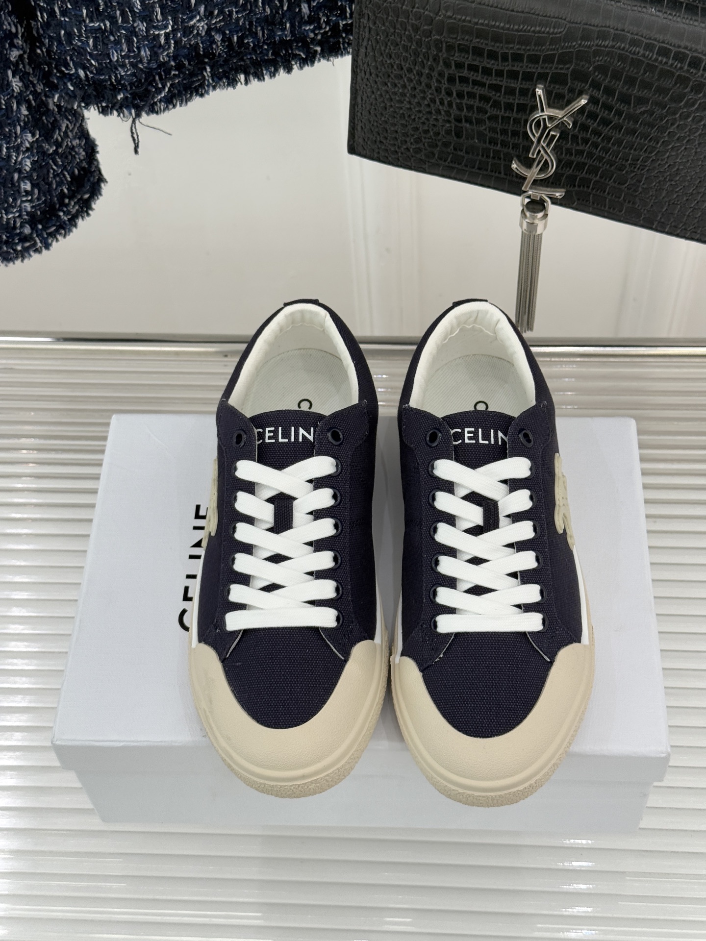 Celine/赛琳经典凯旋门复古帆布系带平底板鞋复刻70年代复古运动美学低帮圆头利落耐看。精选高密度帆布