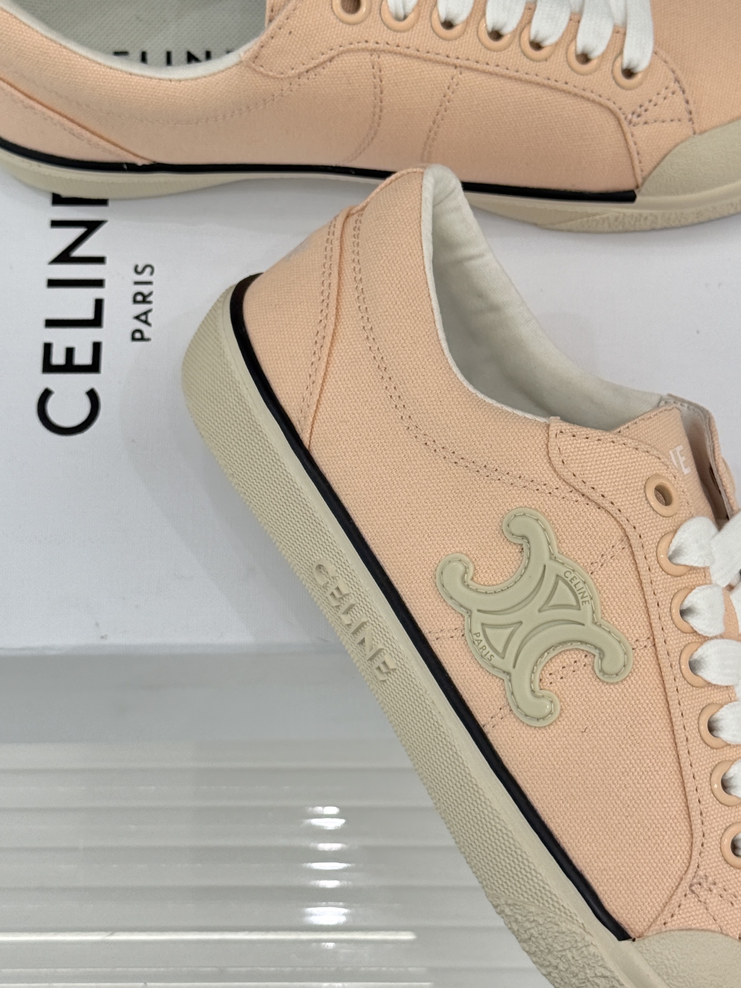 Celine/赛琳经典凯旋门复古帆布系带平底板鞋复刻70年代复古运动美学低帮圆头利落耐看。精选高密度帆布