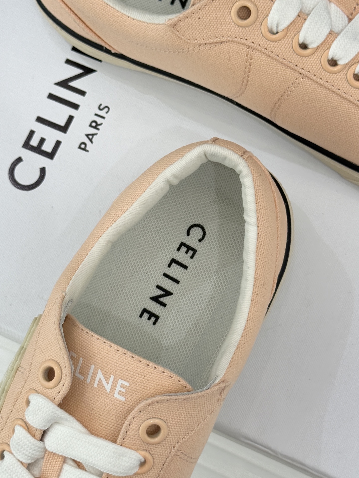 Celine/赛琳经典凯旋门复古帆布系带平底板鞋复刻70年代复古运动美学低帮圆头利落耐看。精选高密度帆布