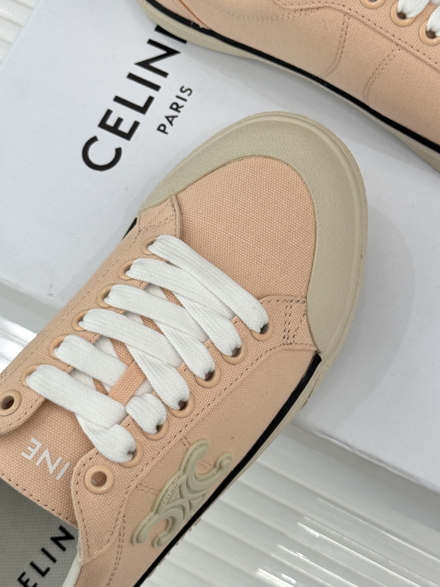 Celine/赛琳经典凯旋门复古帆布系带平底板鞋复刻70年代复古运动美学低帮圆头利落耐看。精选高密度帆布