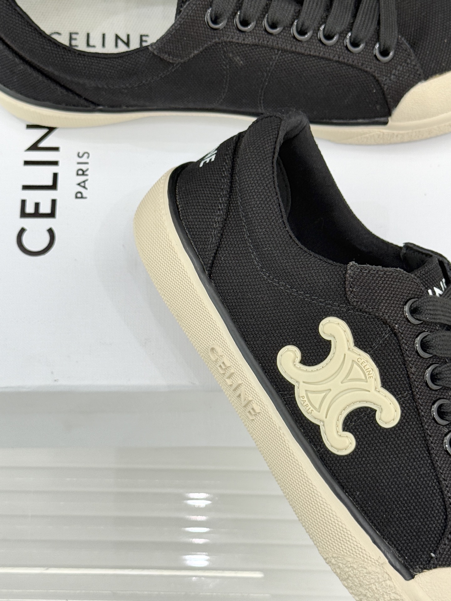 Celine/赛琳经典凯旋门复古帆布系带平底板鞋复刻70年代复古运动美学低帮圆头利落耐看。精选高密度帆布