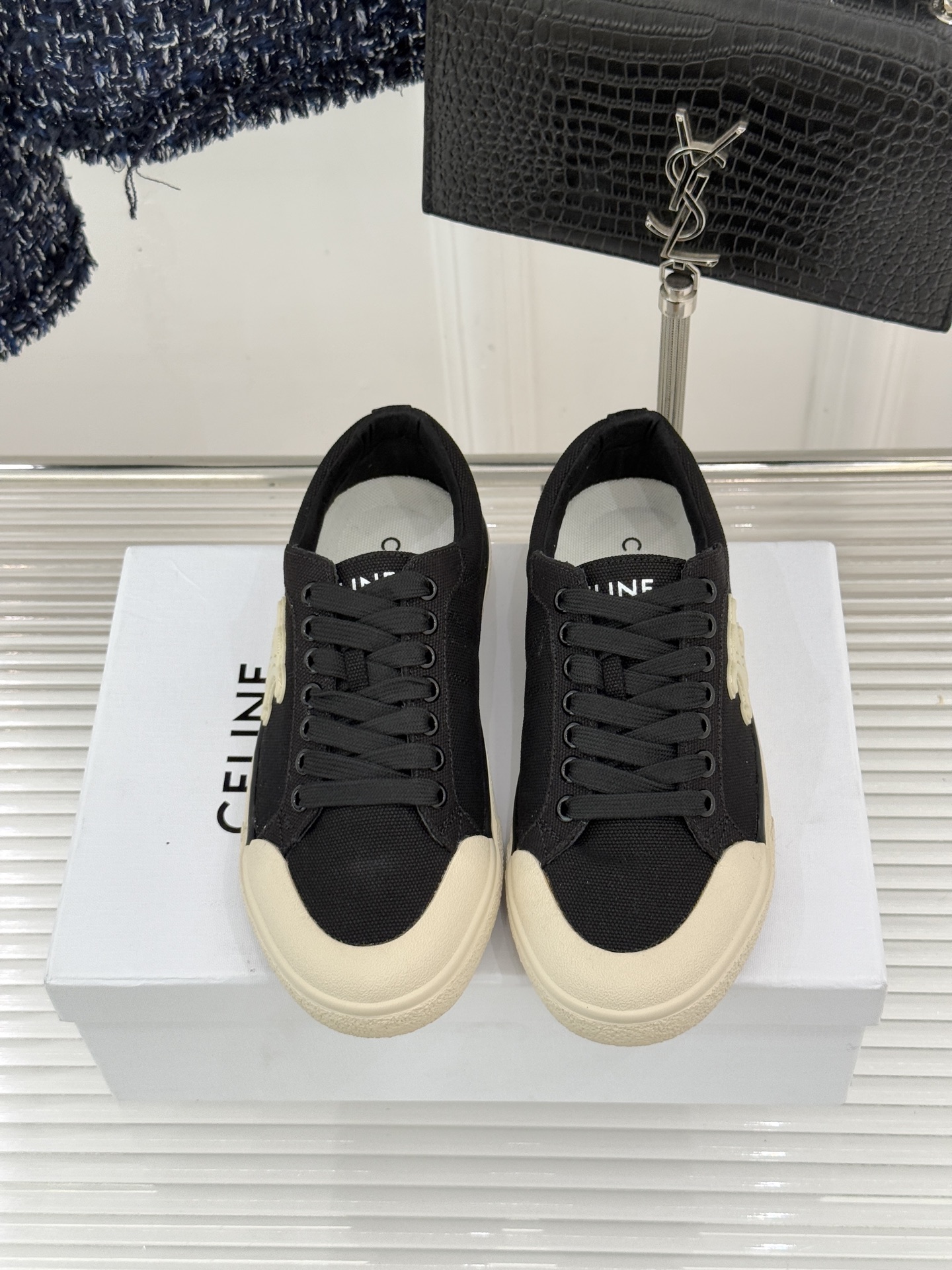Celine/赛琳经典凯旋门复古帆布系带平底板鞋复刻70年代复古运动美学低帮圆头利落耐看。精选高密度帆布