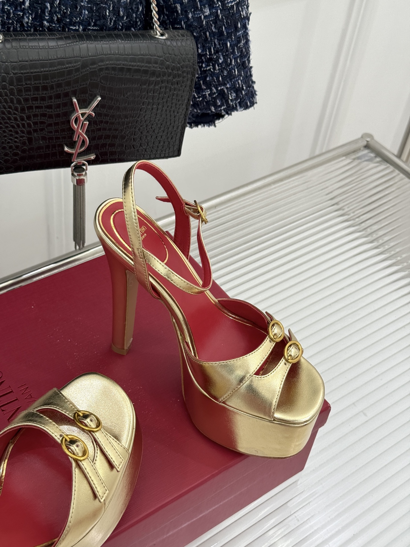 Valentino/华伦天奴26WF新品双带扣防水台恨天高凉鞋意式高定美学 踩在云端的女王气场。以定制牛