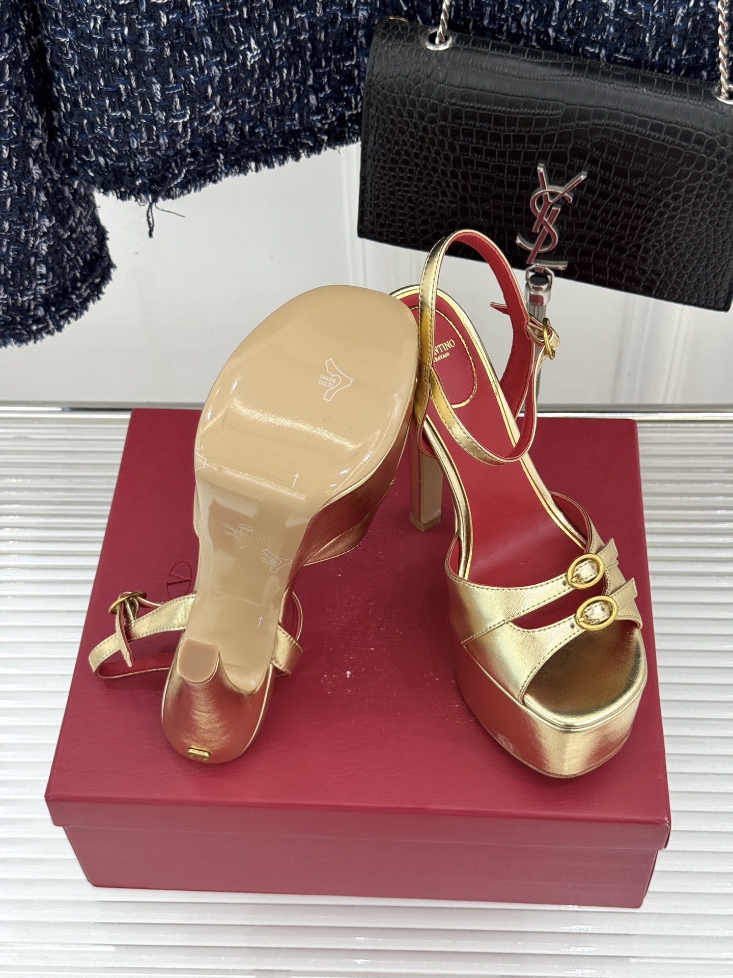 Valentino/华伦天奴26WF新品双带扣防水台恨天高凉鞋意式高定美学 踩在云端的女王气场。以定制牛